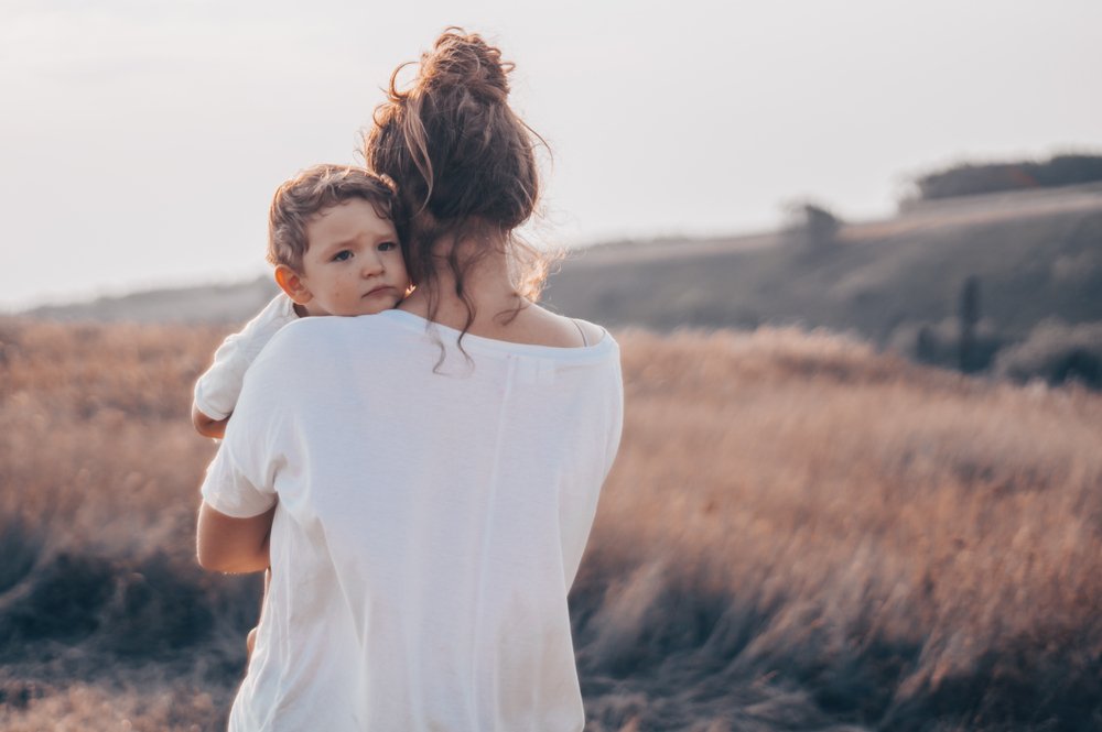 Une mère tenant son bébé dans ses bras. Photo : Shutterstock