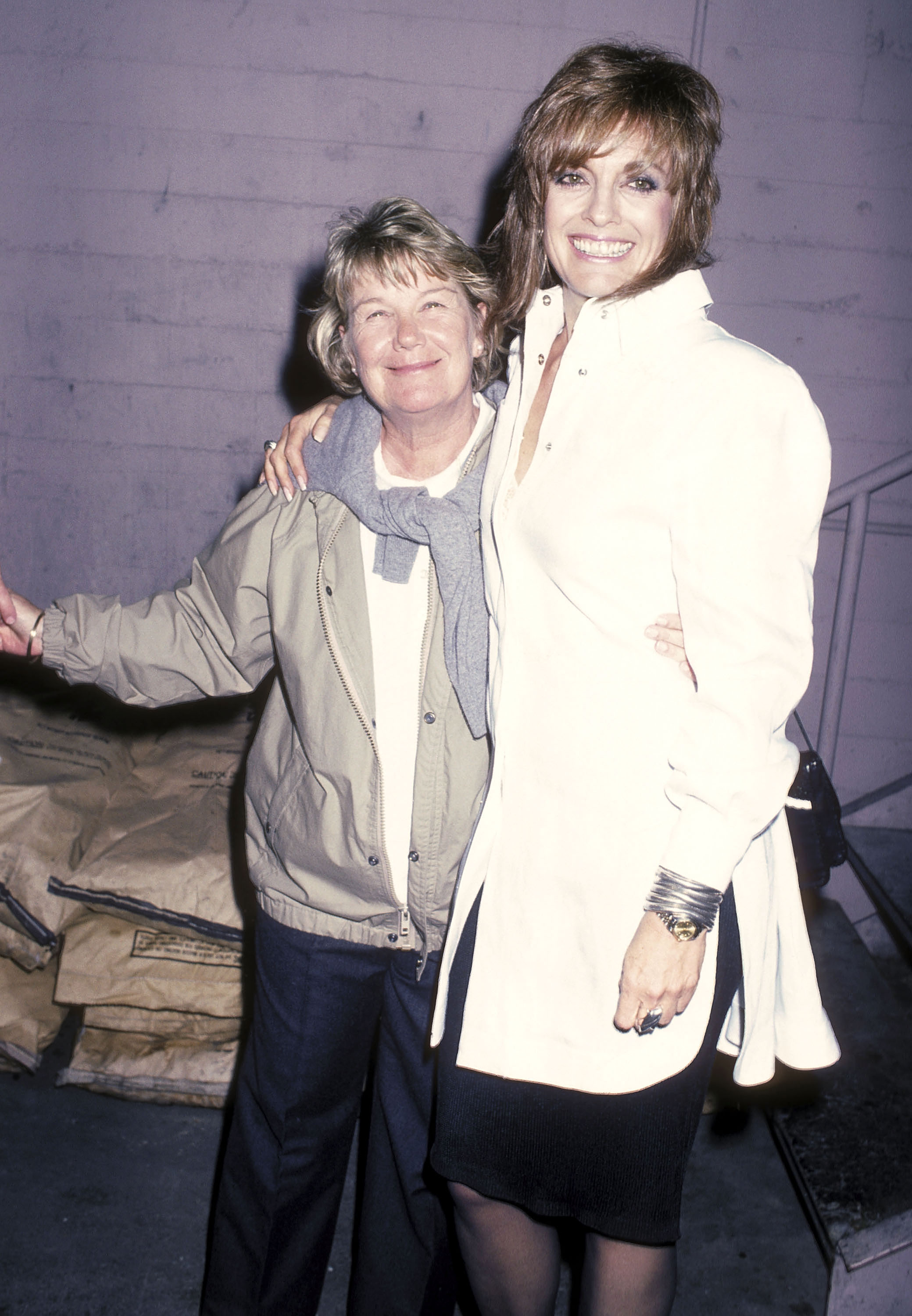 Barbara Bel Geddes and Linda Gray at the wrap-up parties for the ninth season of "Dallas" and the seventh season of "Knots Landing" on April 16, 1986, in West Hollywood, California. | Source: Getty Images