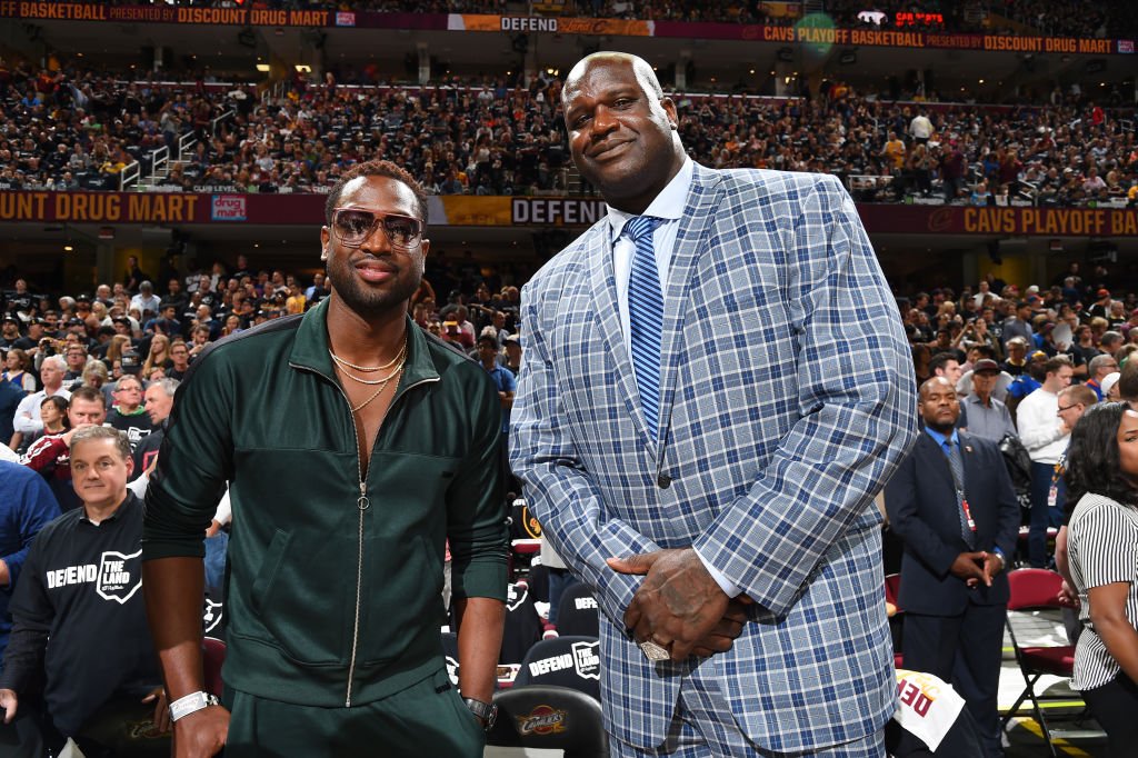Dwyane Wade and Shaquille O'Neal pose for a photo before Game Four of the 2017 NBA Finals on June 9, 2017 | Photo: Getty Images
