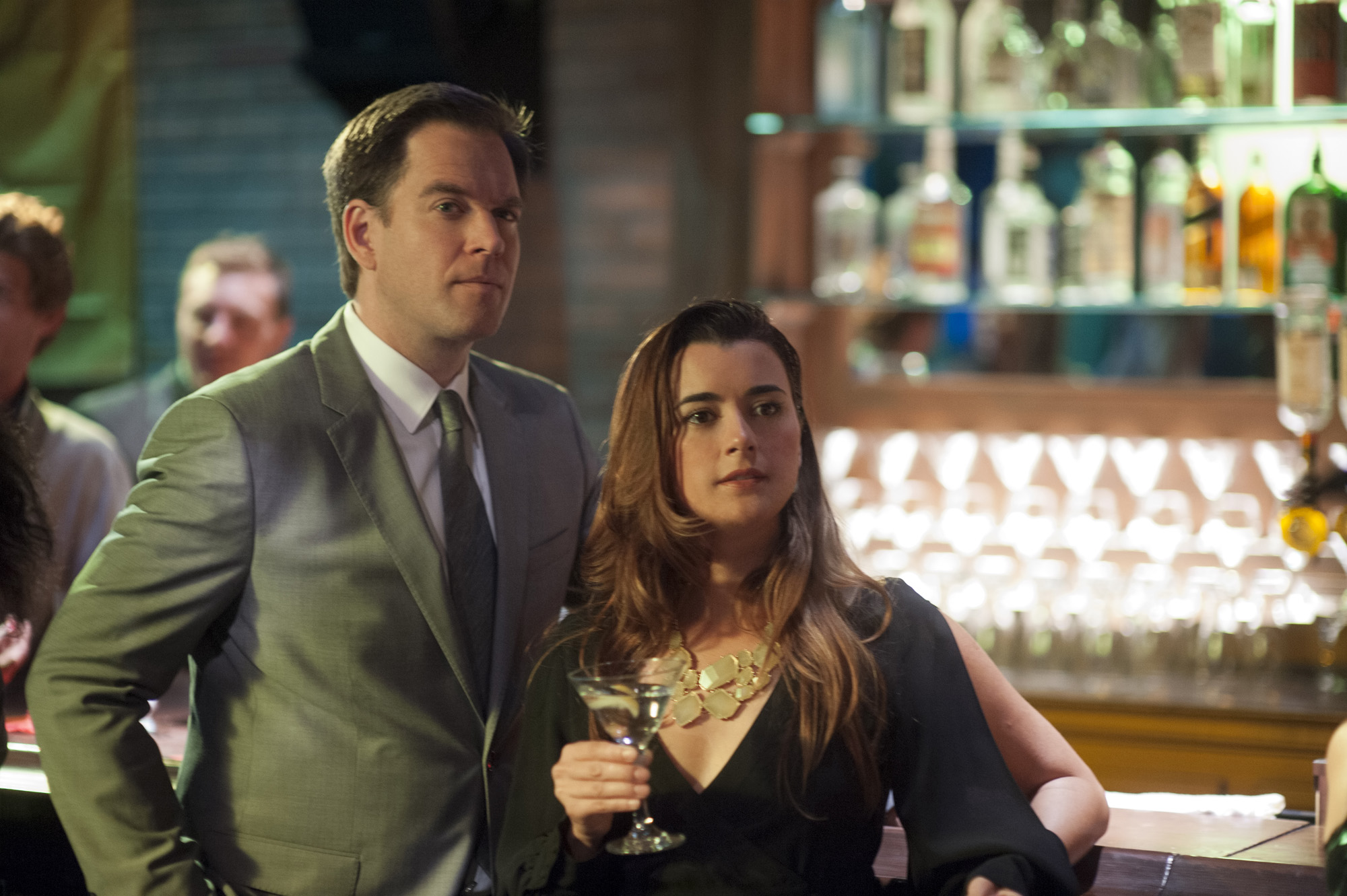 Michael Weatherly and Cote de Pablo filming "NCIS" in 2013. | Source: Getty Images