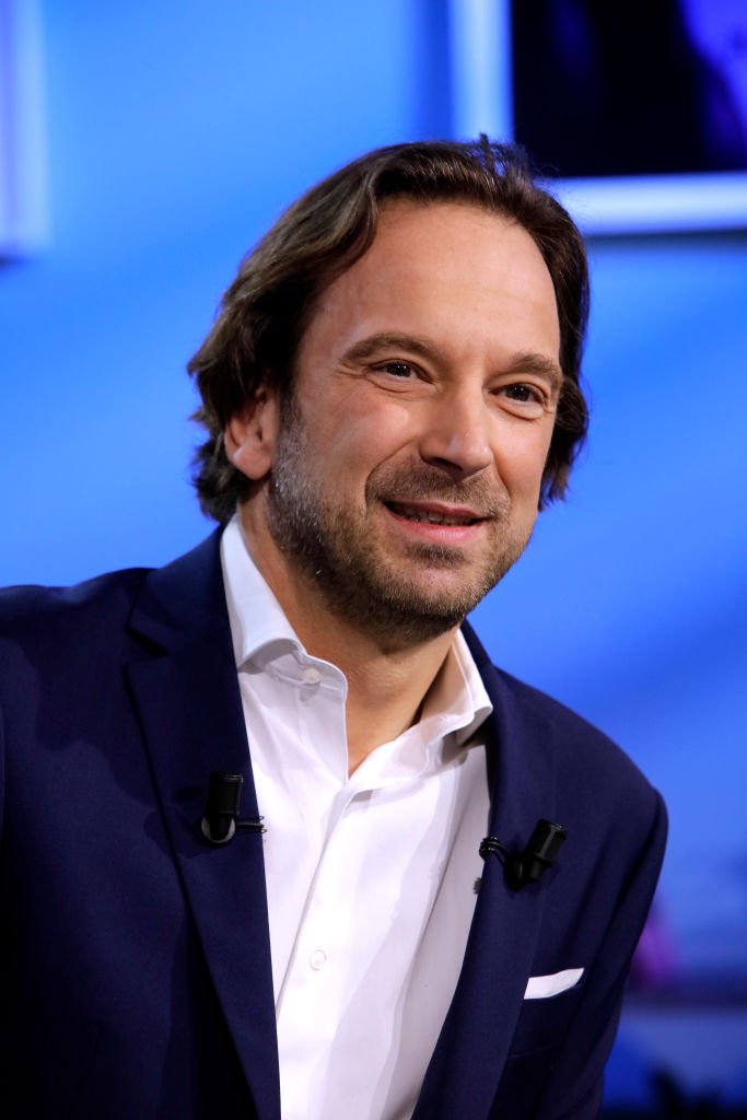 François Busnel pose lors de "La Grande Librairie" présentée par François Busnel sur France5 à Paris, France le 03/06/2019. | Photo : Getty Images François Busnel pose lors de "La Grande Librairie" présentée par François Busnel sur France5 à Paris, France le 03/06/2019. | Photo : Getty Images