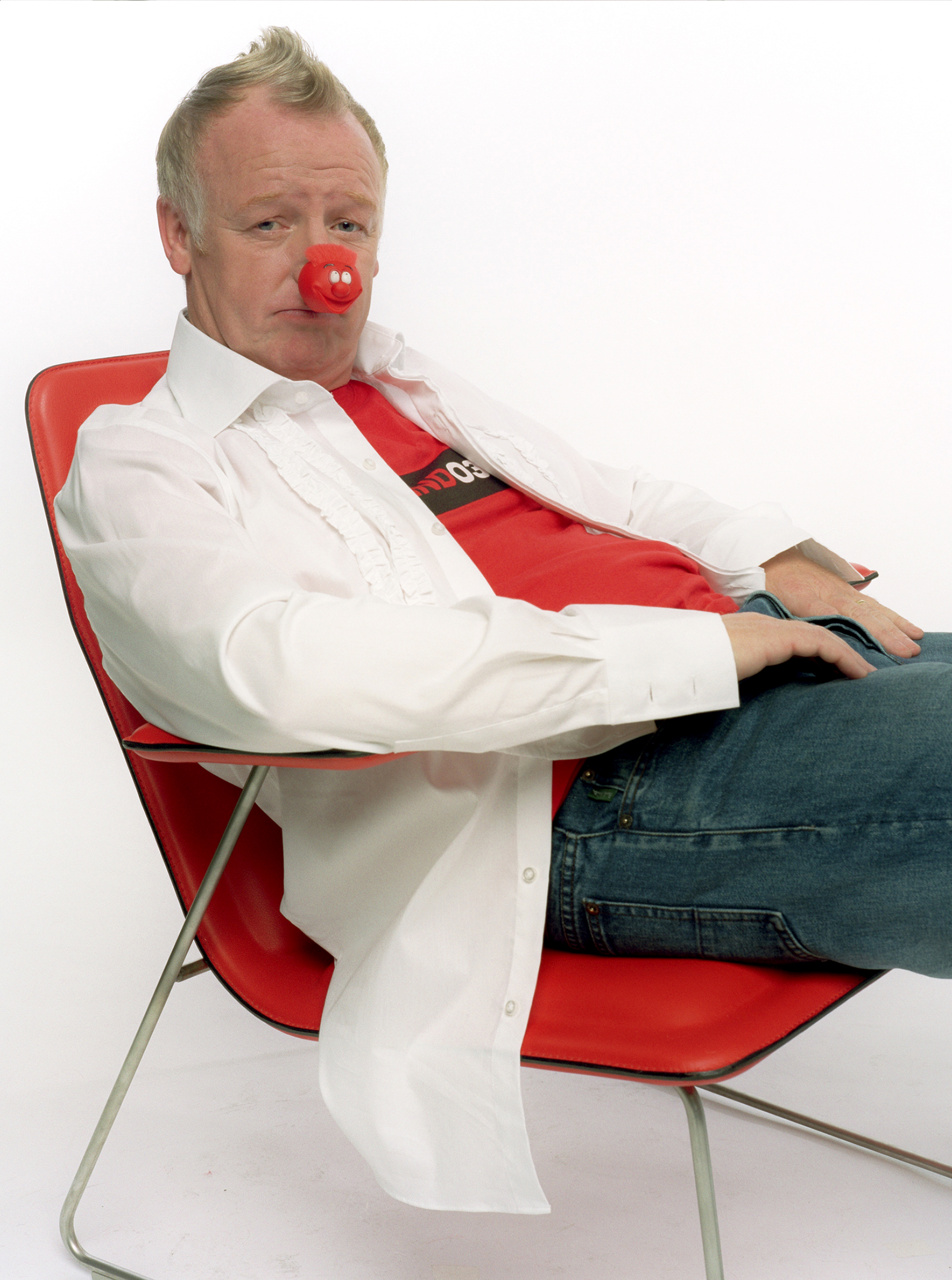 Les Dennis photographed for Red Nose Day on 3 December 2002. | Source: Getty Images