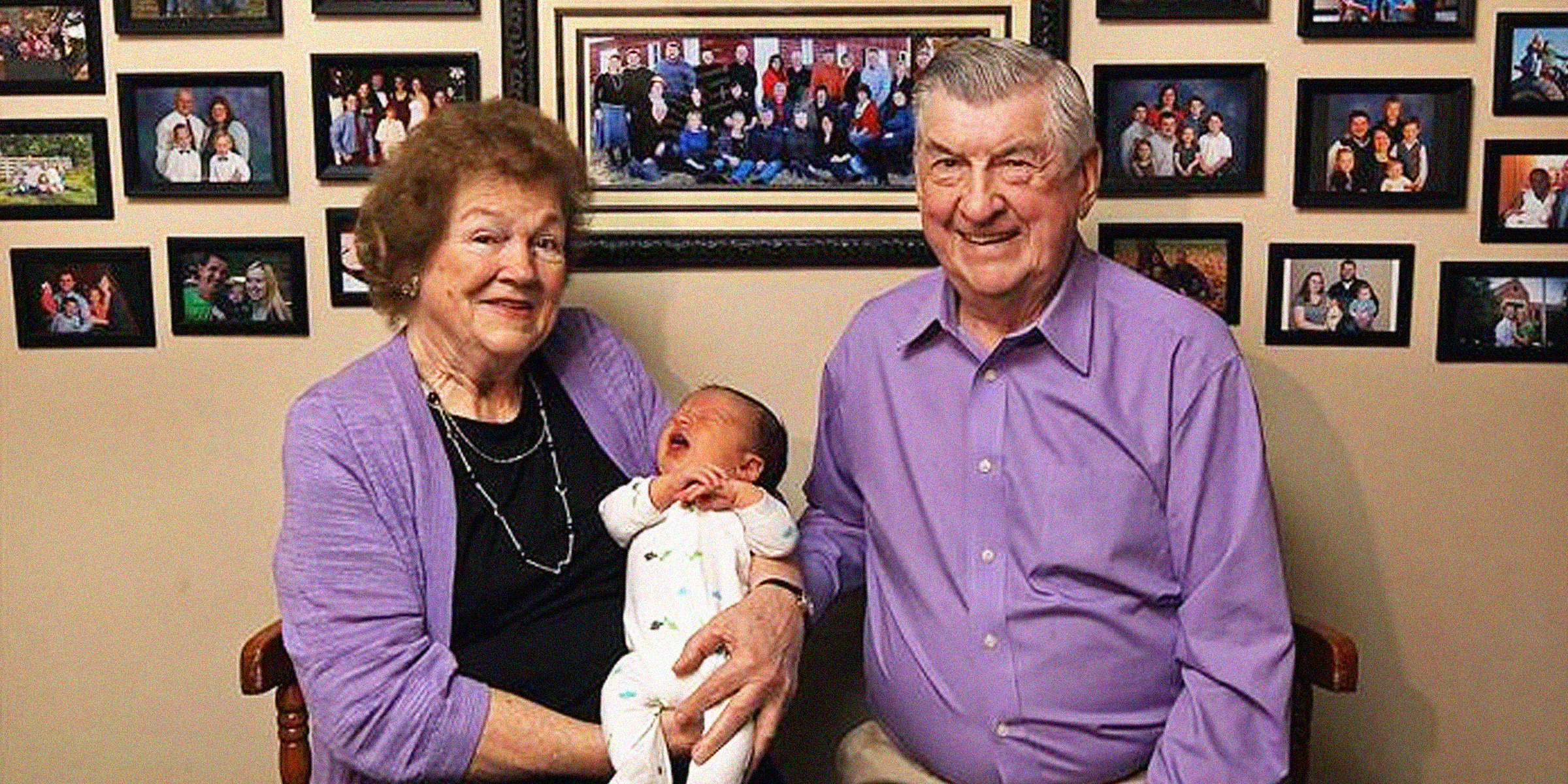 Leo et Ruth Zanger avec leur 100ème petit-fils Jaxton. | Source : Facebook/TV Anouvelles