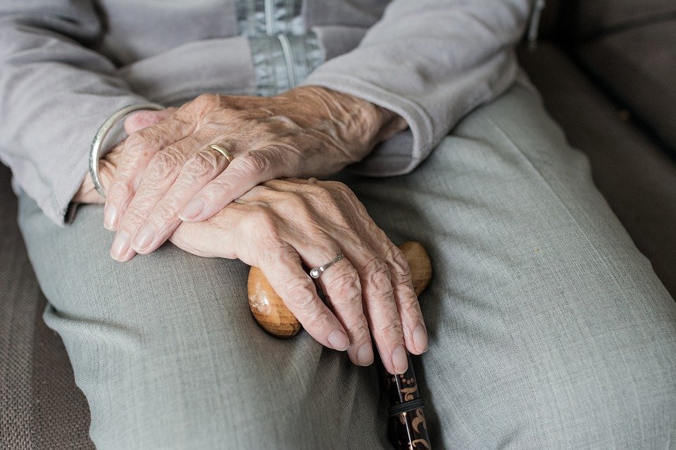 An old woman's hands. | Photo: pixabay.com