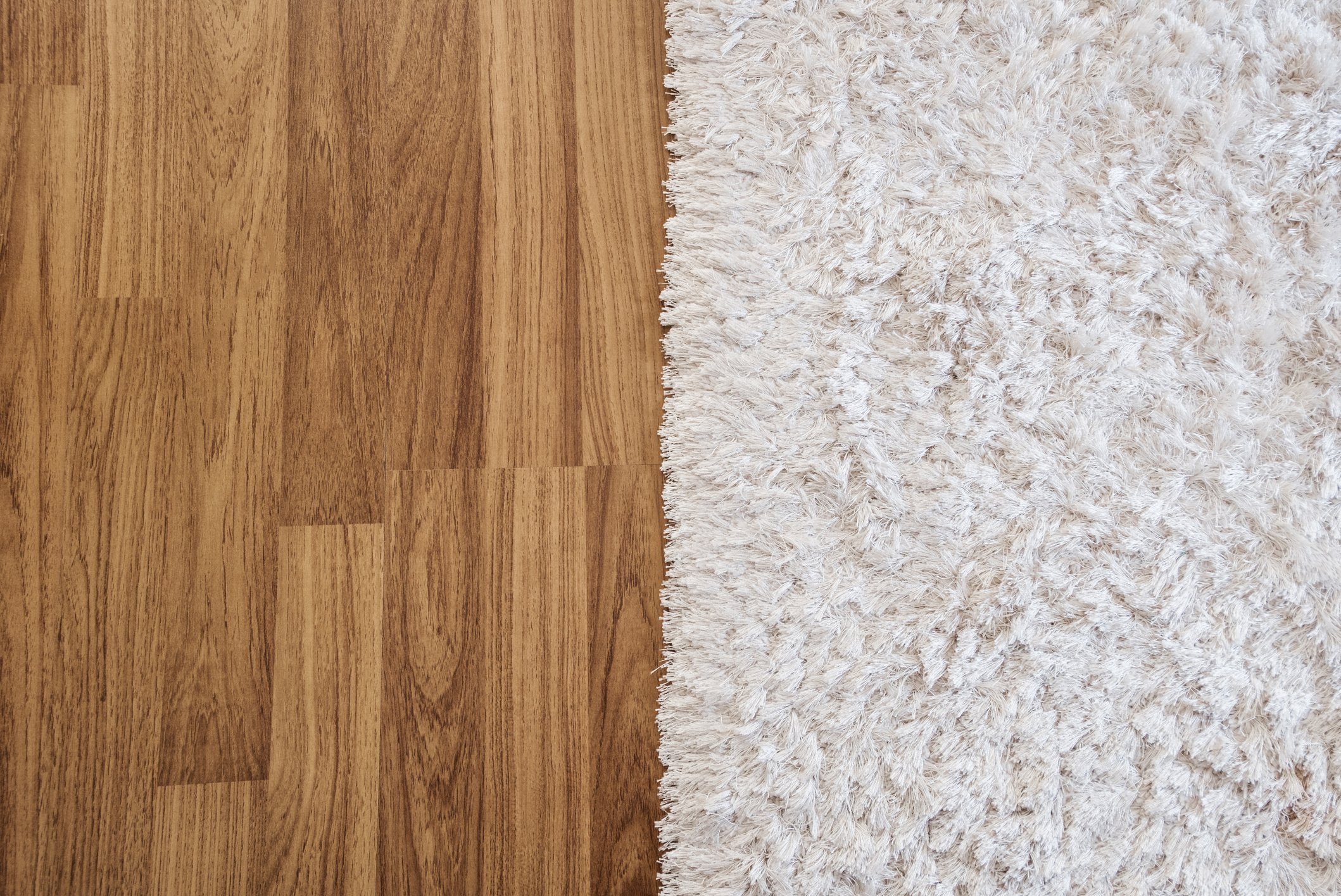 Tapis blanc dans le salon, décoration intérieure. | Photo : Getty Images