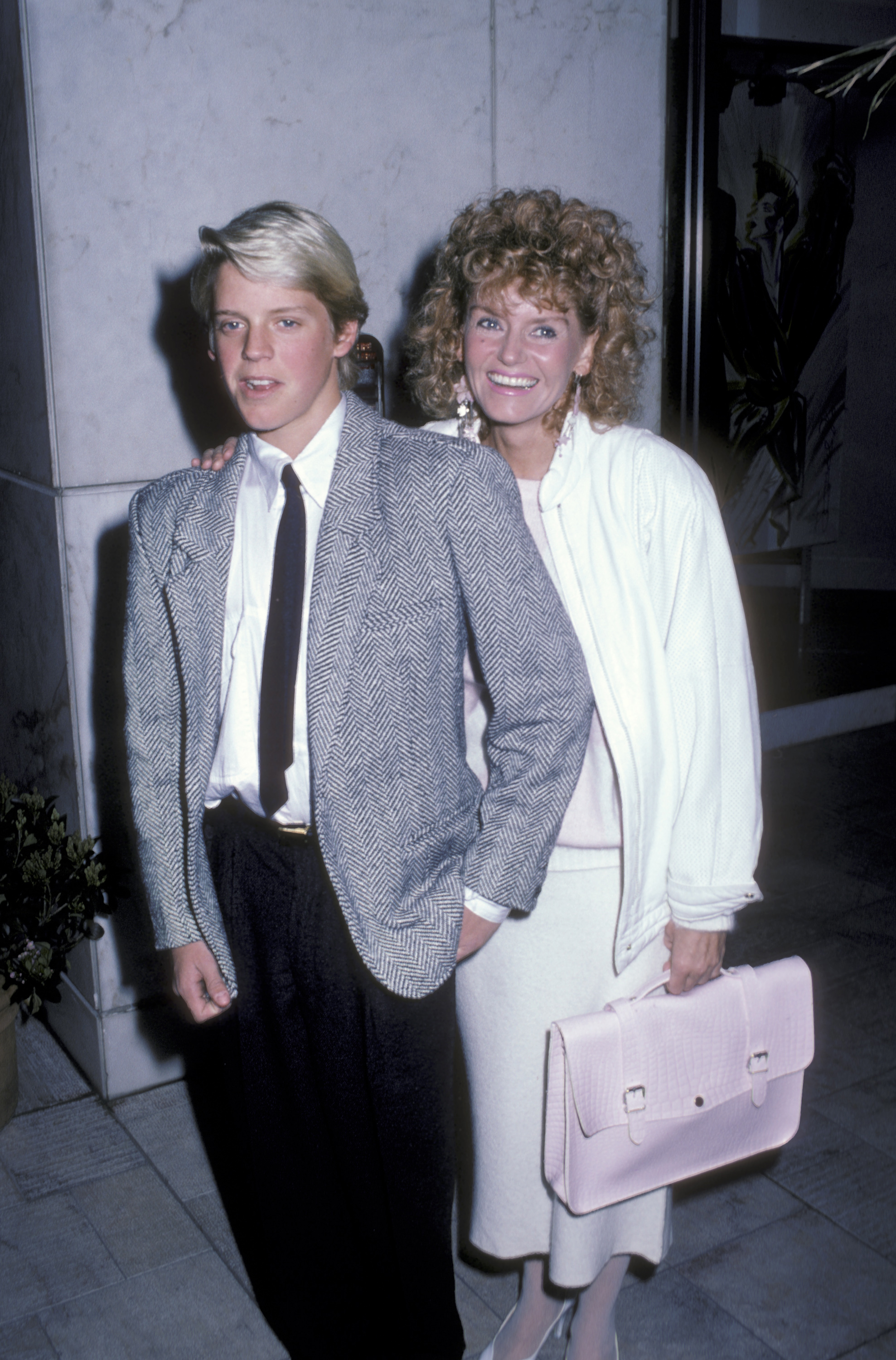 Chance Boyer und Sharon Farrell im Pips Club in Beverly Hills, 1986 gesichtet | Quelle: Getty Images