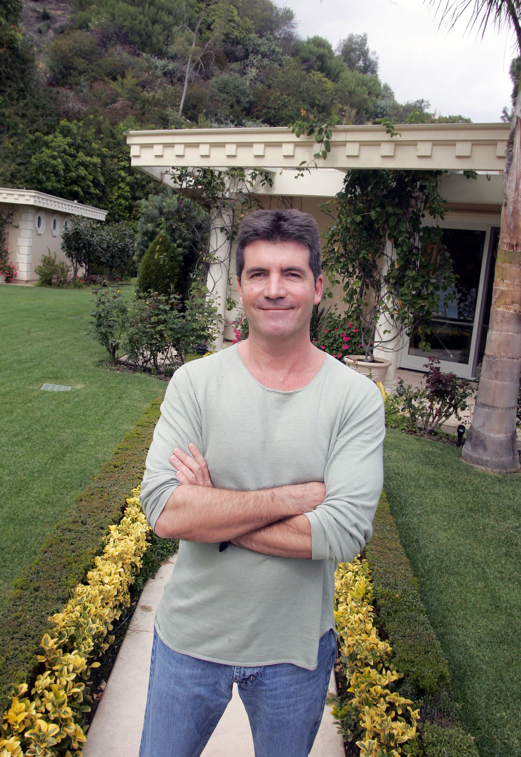 Simon Cowell at his home in Beverly Hills in 2006 | Source: Getty Images