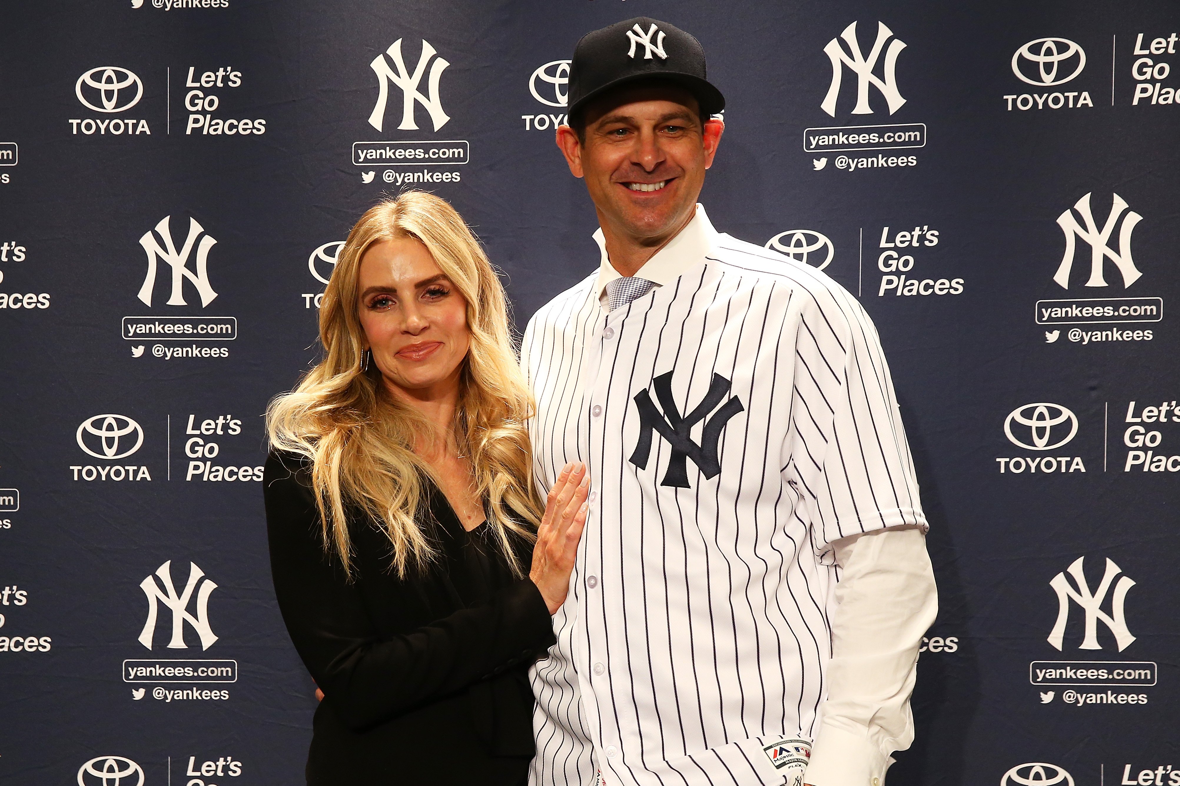  Aaron Boone with his wife Laura Cover after being introduced as manager of the New York Yankeesin 2017, in New York City. | Source: Getty Images