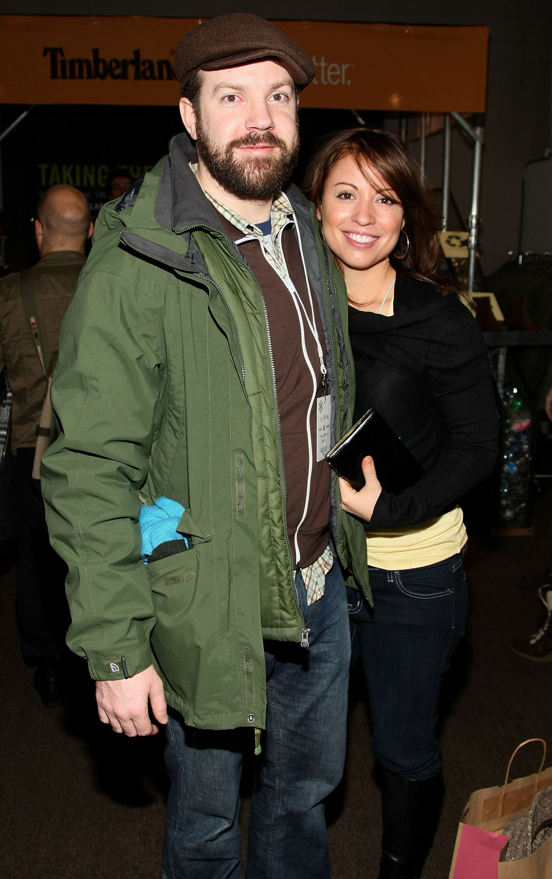 Jason Sudeikis and Kay Cannon at the Village at the Yard in Utah on January 18, 2008 | Source: Getty Images