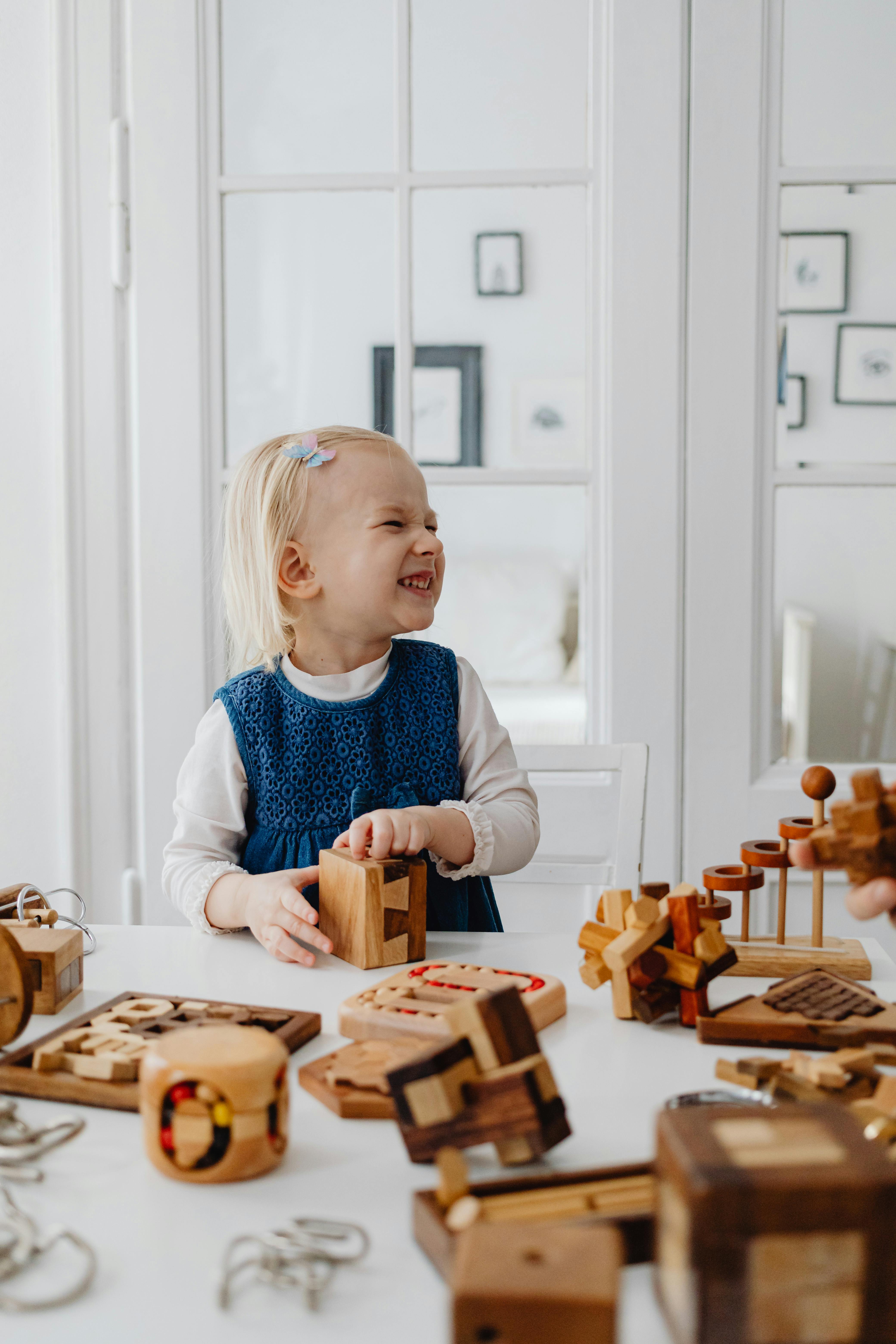 A happy little girl busy playing | Source: Pexels