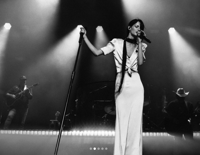 Audrey McGraw performs Faith Hill's "Stronger" during Tim McGraw's July 24 concert at Jones Beach Theater in Wantagh, New York. | Source: Instagram/audreymcgraw