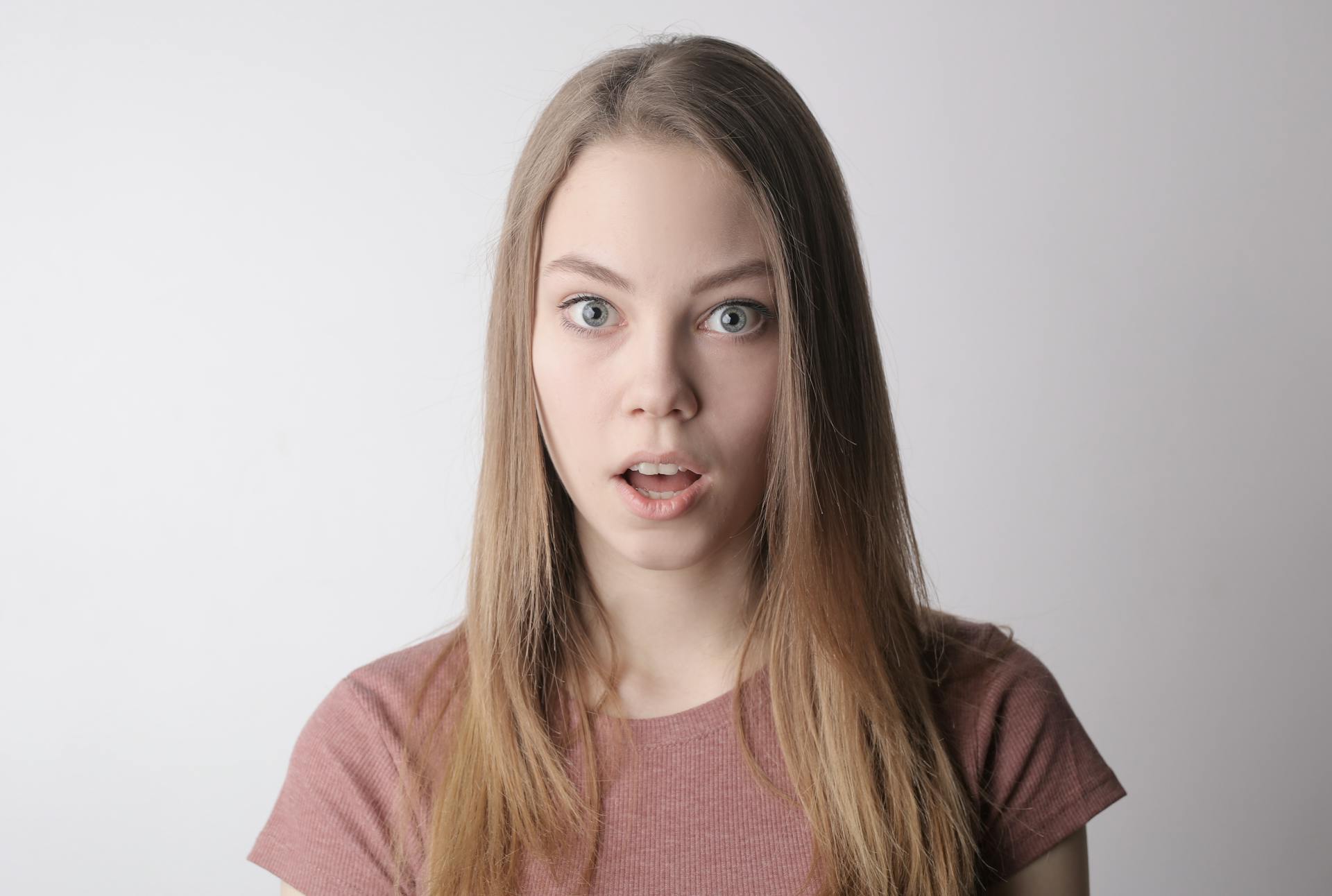 A shocked young woman | Source: Pexels