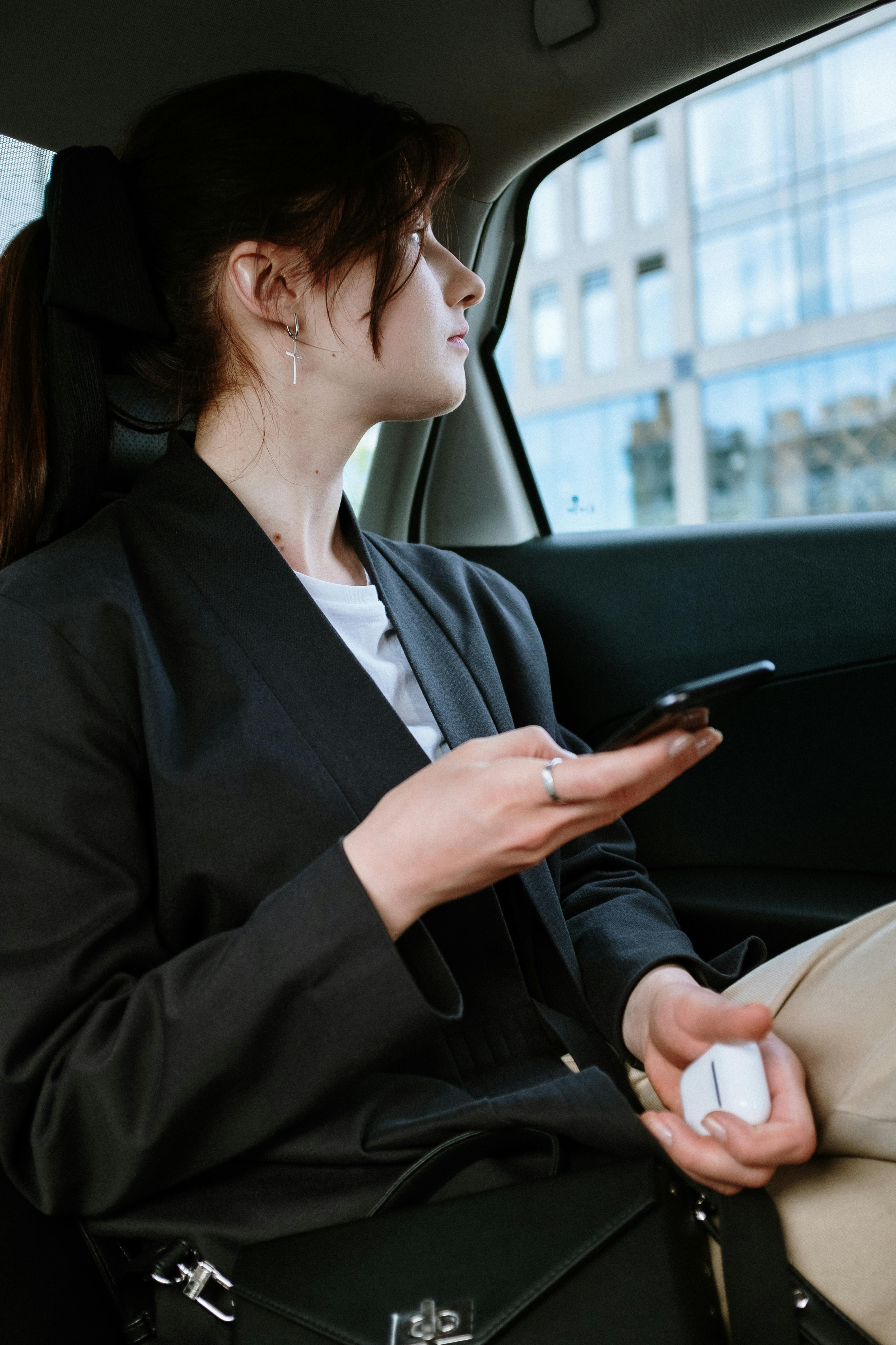 A woman in a cars backseat | Source: Pexels