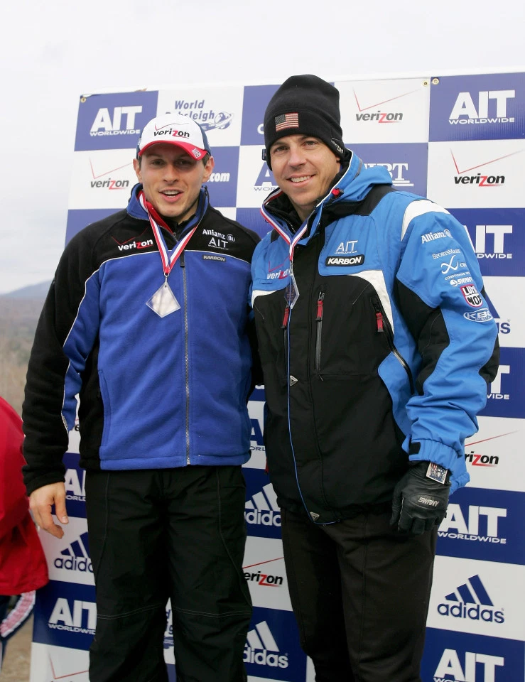 Pavle Jovanovic y Todd Hays celebran en el podio después de la Carrera de la Copa del Mundo de Bobsled de dos hombres FIBT el 19 de noviembre de 2005 en Nueva York. | Foto: Getty Images