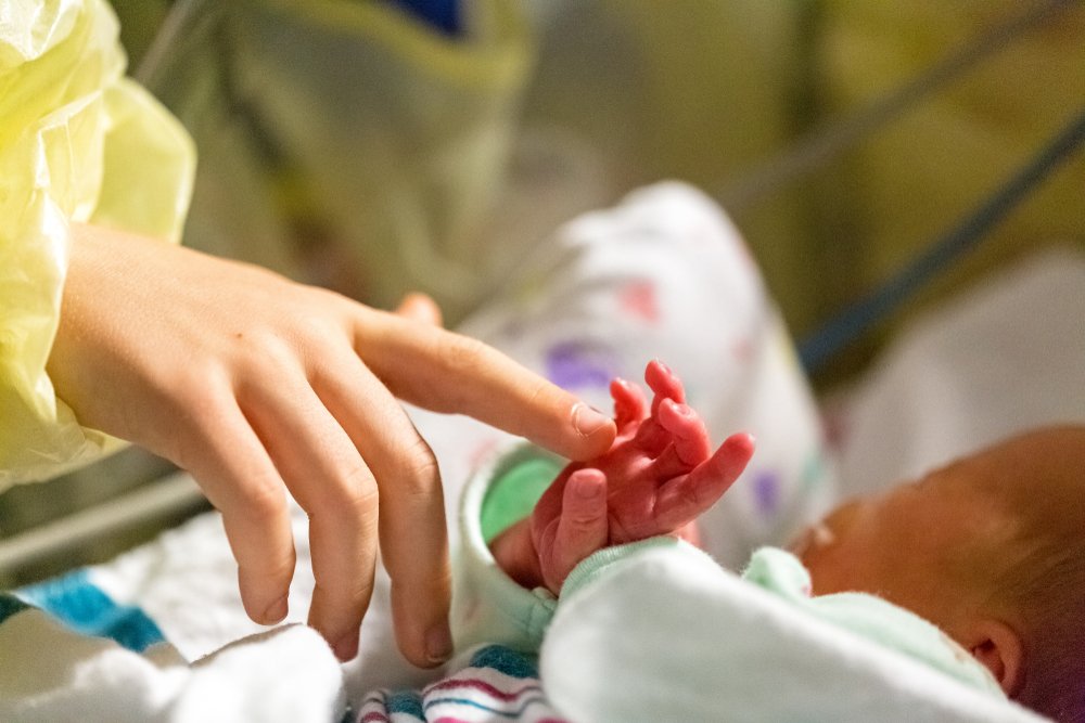 Bebé en una incubadora. | Foto: Shutterstock