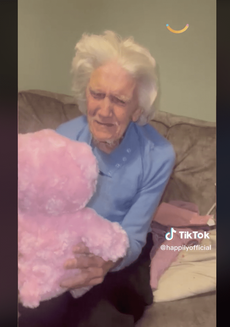 Grandma Winifred breaks down after hearing her daughter's voice coming from the bear. | Source: tiktok.com/@happilyofficial