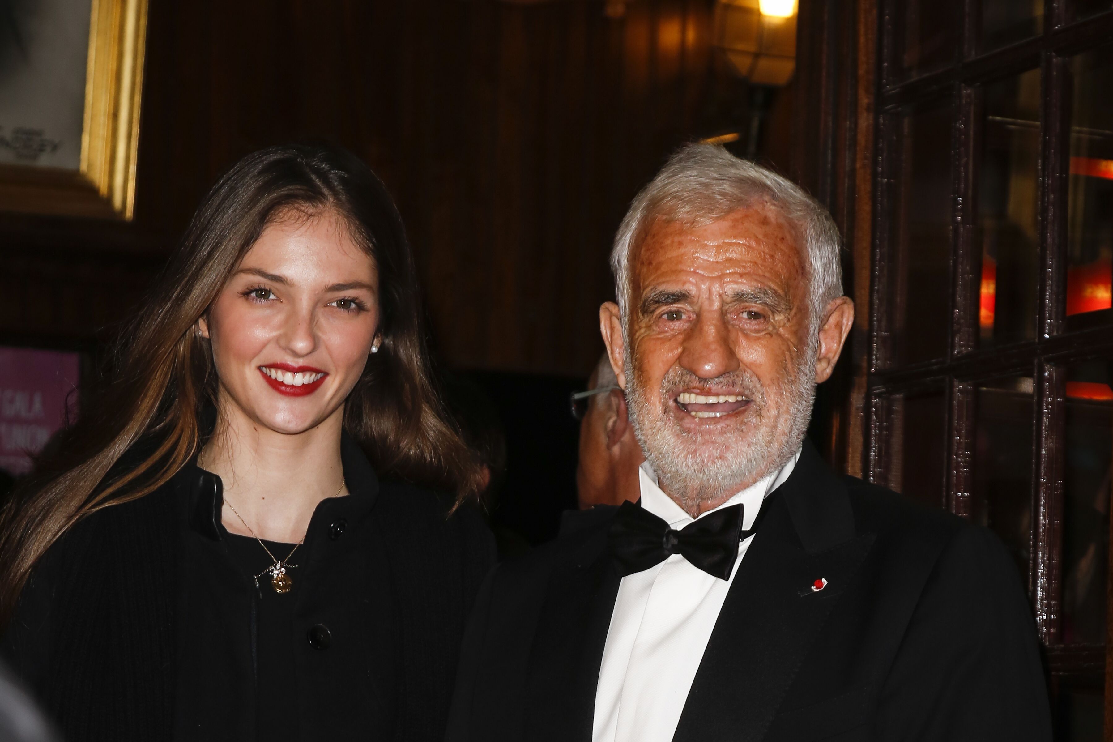 Jean-Paul Belmondo et sa petite-fille Annabelle Belmondo arrivent au 52e Gala de l'Union des Artistes au Cirque d'Hiver à Paris, France. | Photo : Getty Images