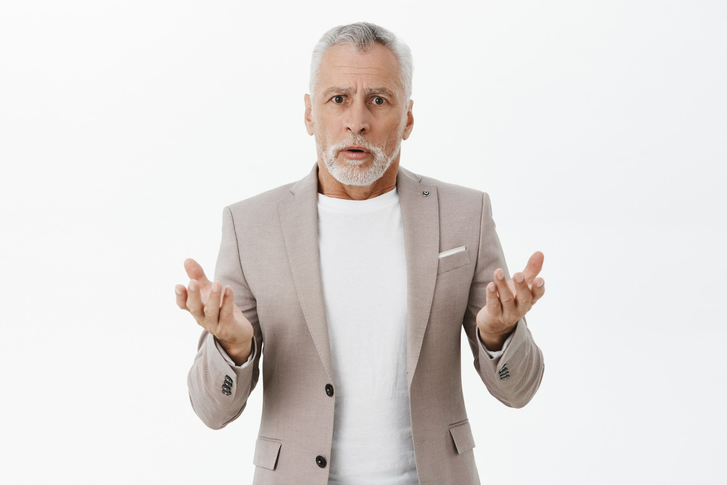 Un hombre mayor con expresión preocupada | Fuente: Freepik