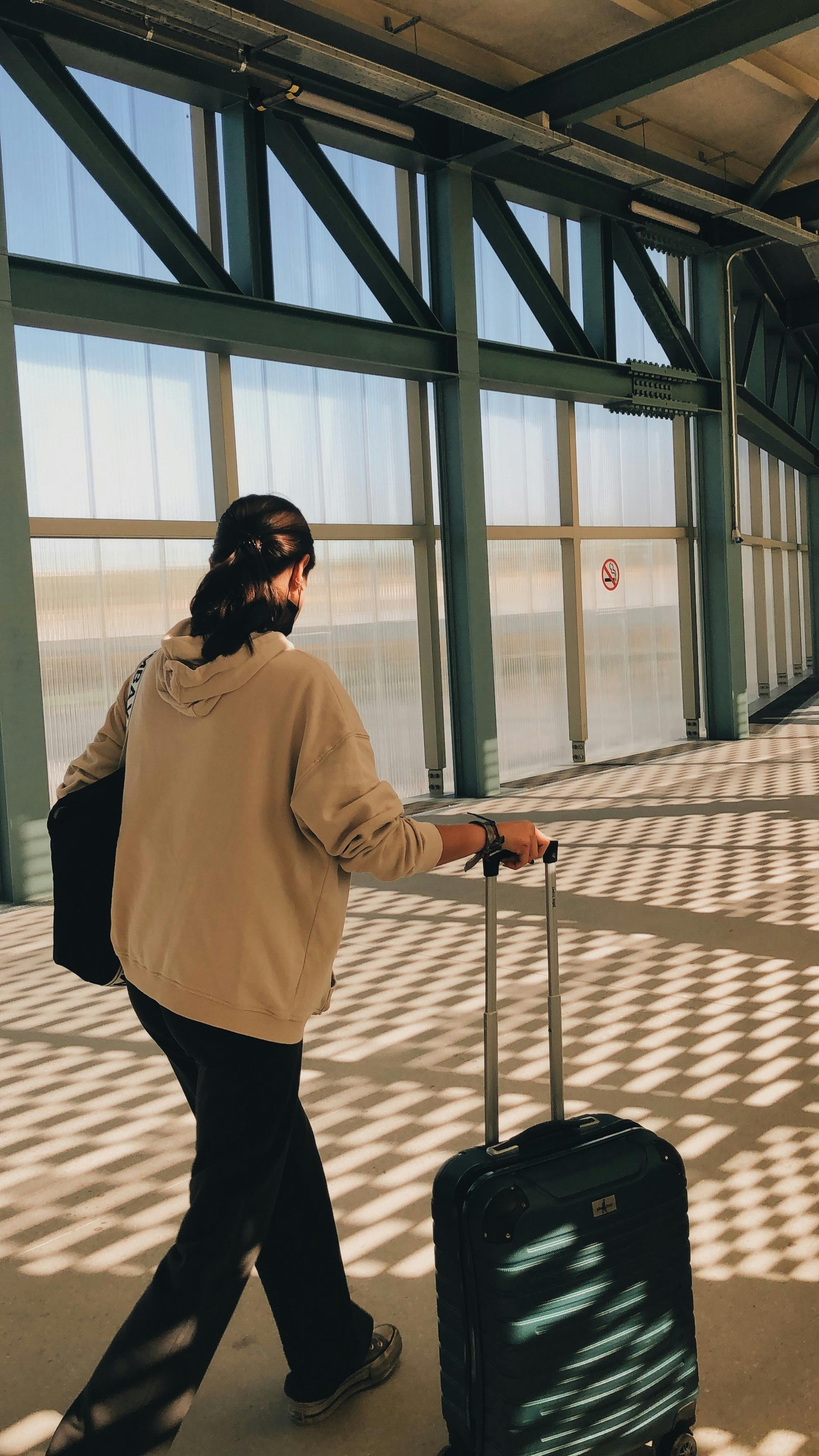 A woman wearing comfortable pants before her flight | Source: Pexels