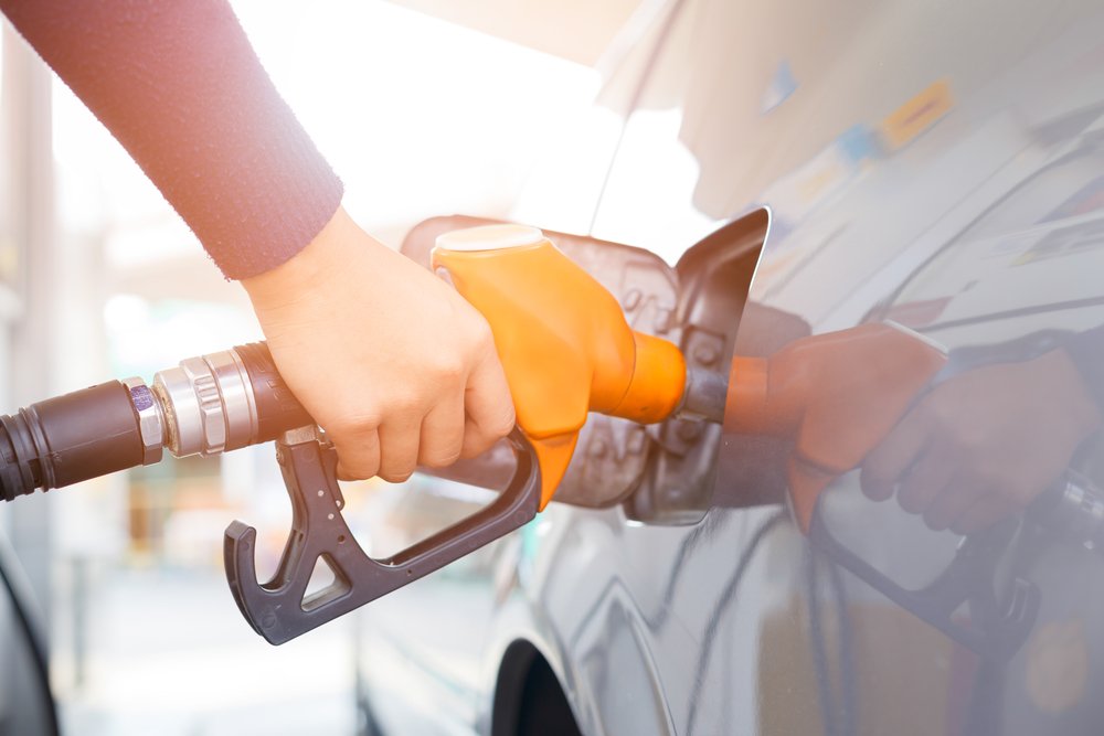 Une voiture grise se faisant remplir de carburant à la station d’essence. | Shutterstock Une voiture grise se faisant remplir de carburant à la station d’essence. | Shutterstock