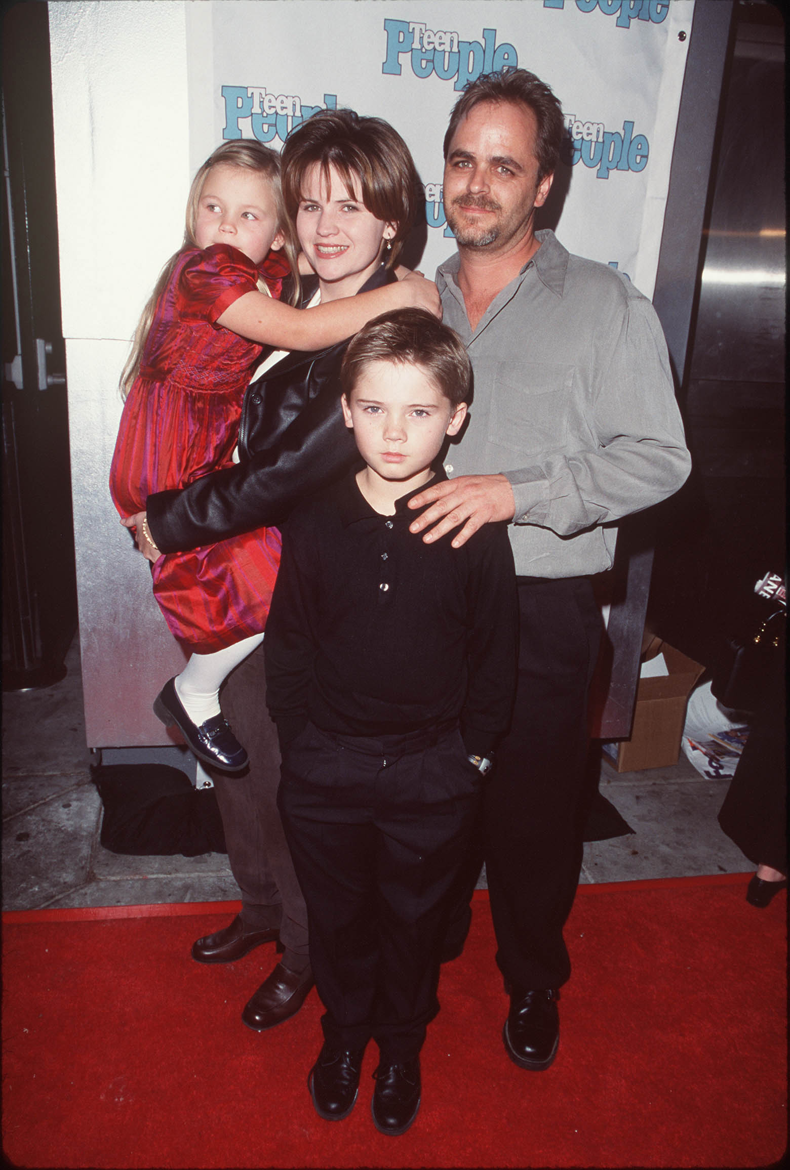 Jake Lloyd with his family in Los Angeles, California, on January 6, 1999 | Source: Getty Images