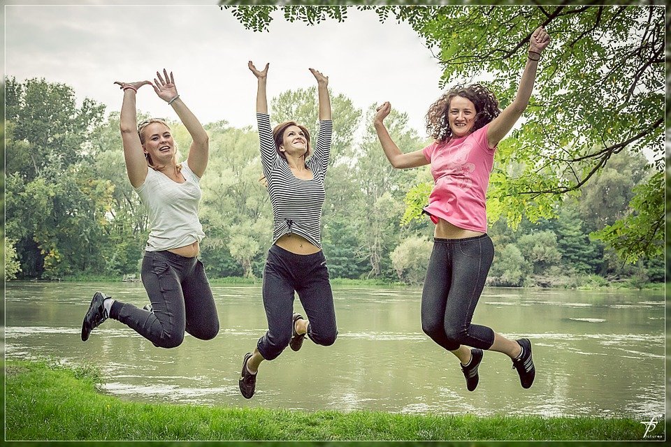Mujeres felices.| Imagen tomada de: Pixabay Mujeres felices.| Imagen tomada de: Pixabay