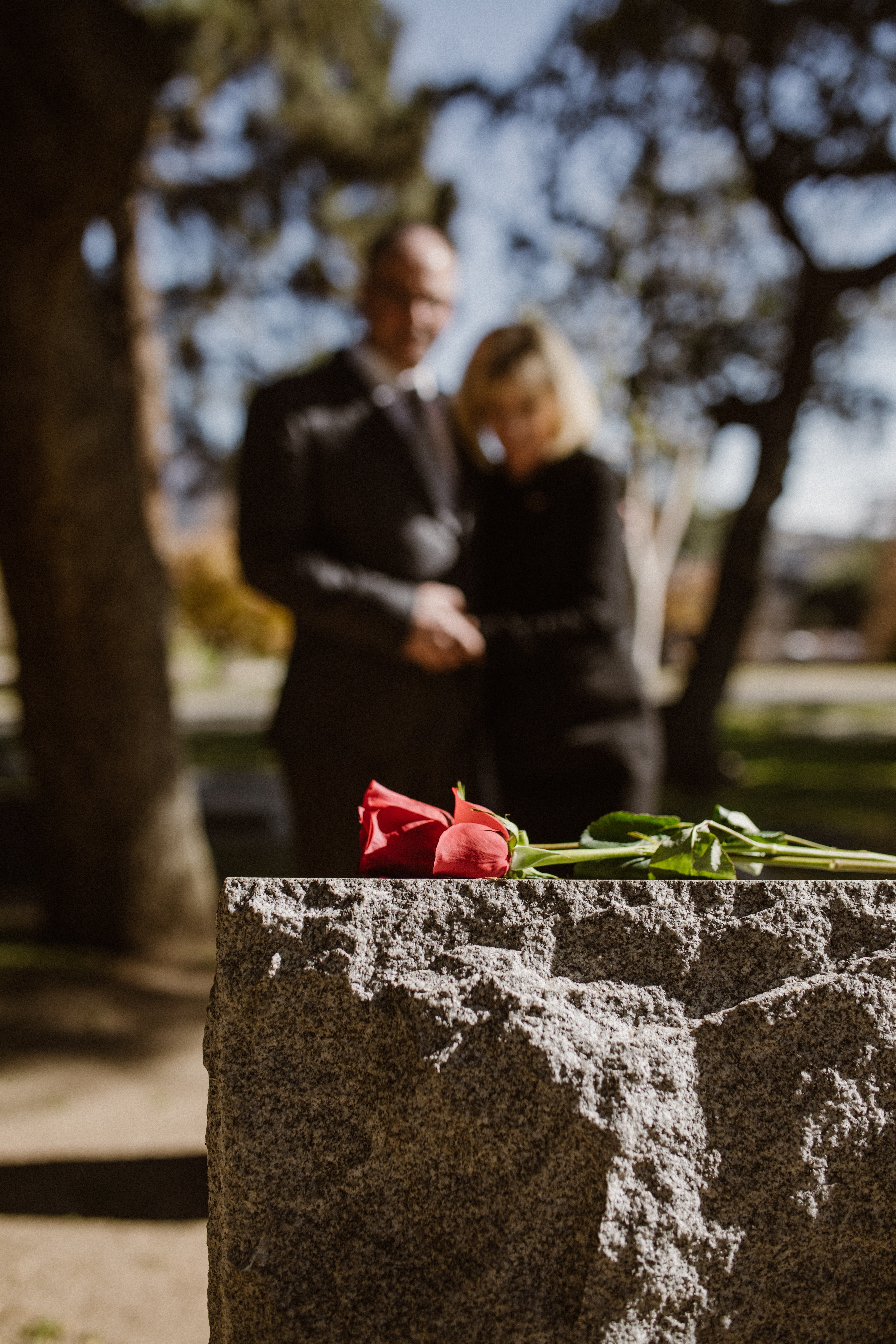 Personas en un cementerio. | Foto: Pexels