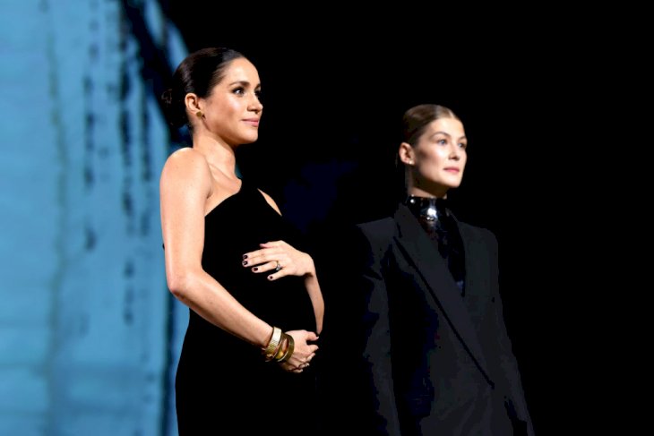 Meghan, Duchess of Sussex and Rosamund Pike on stage during The Fashion Awards 2018 Source |  Photo: Getty Images