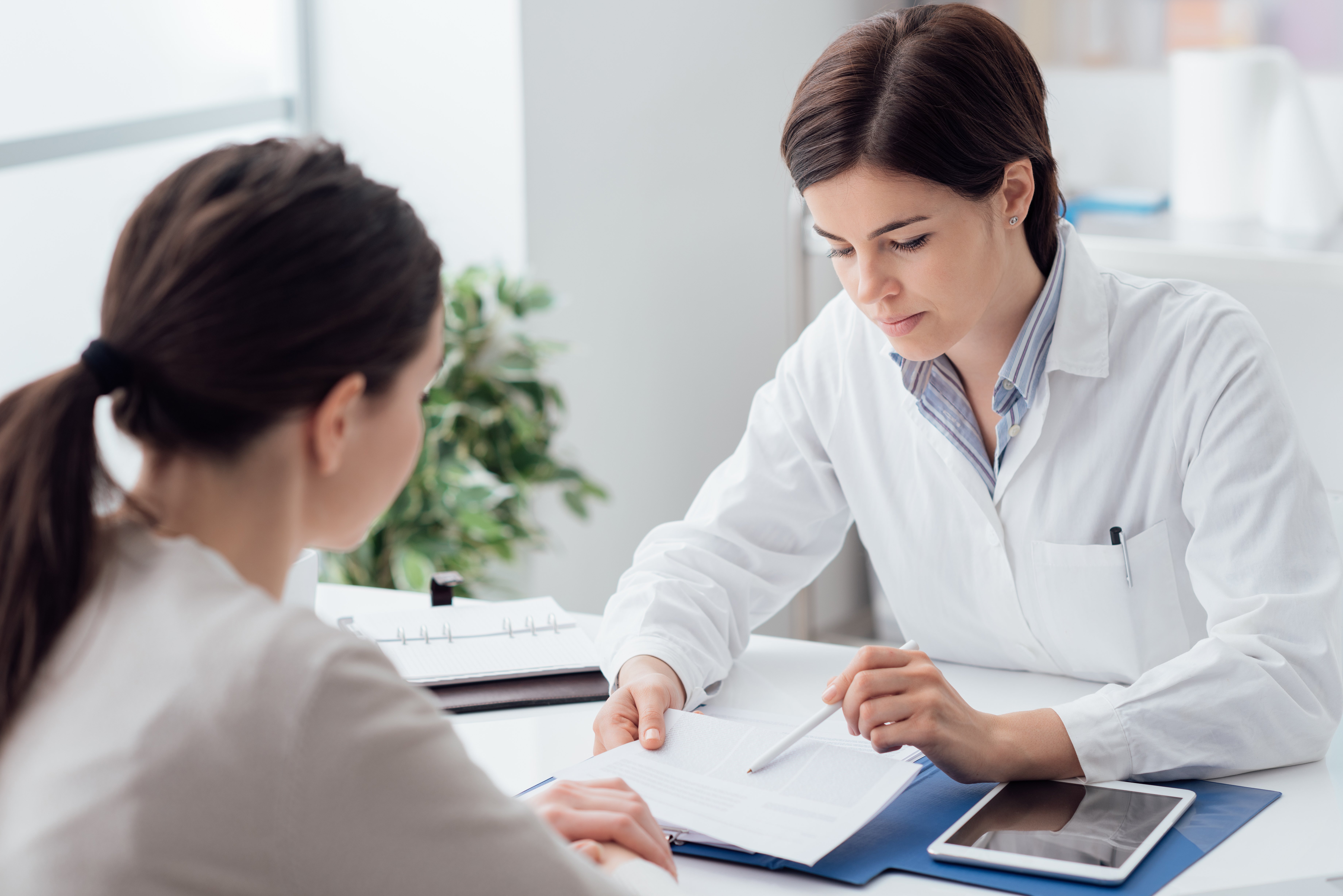 Une femme chez le médecin | Photo : Shutterstock
