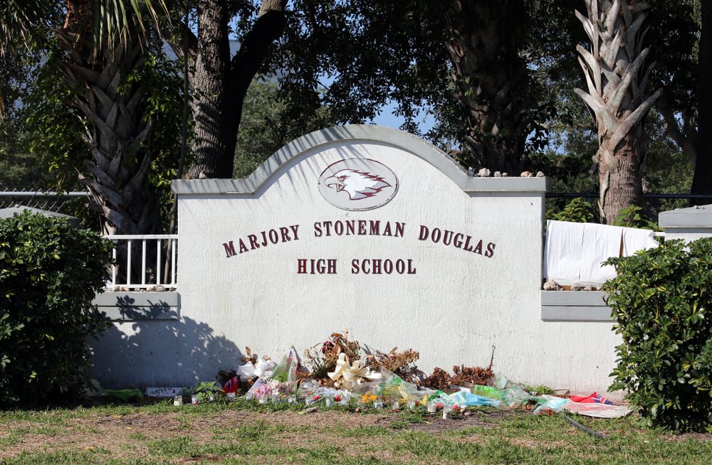 Flores frente a la escuela Marjorie Stoneman Douglas, Parkland, Florida. | Foto: Shutterstock