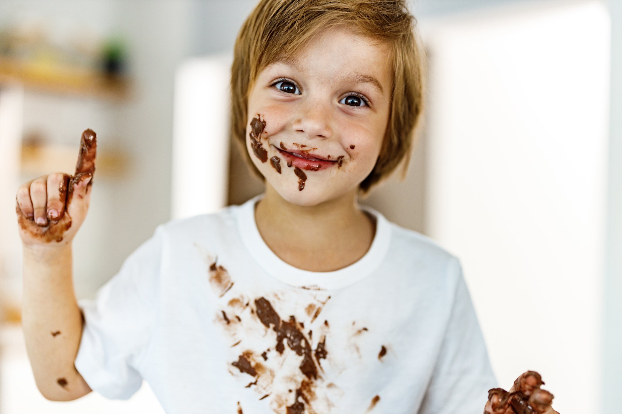 Ein süßer kleiner Junge mit Schokoladenflecken. I Quelle: Getty Images