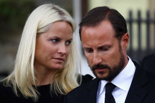 El príncipe heredero Haakon y la princesa Mette-Marit asisten a un servicio conmemorativo tras los ataques extremistas del 24 de julio de 2011 en Oslo, Noruega. | Foto: Getty Images