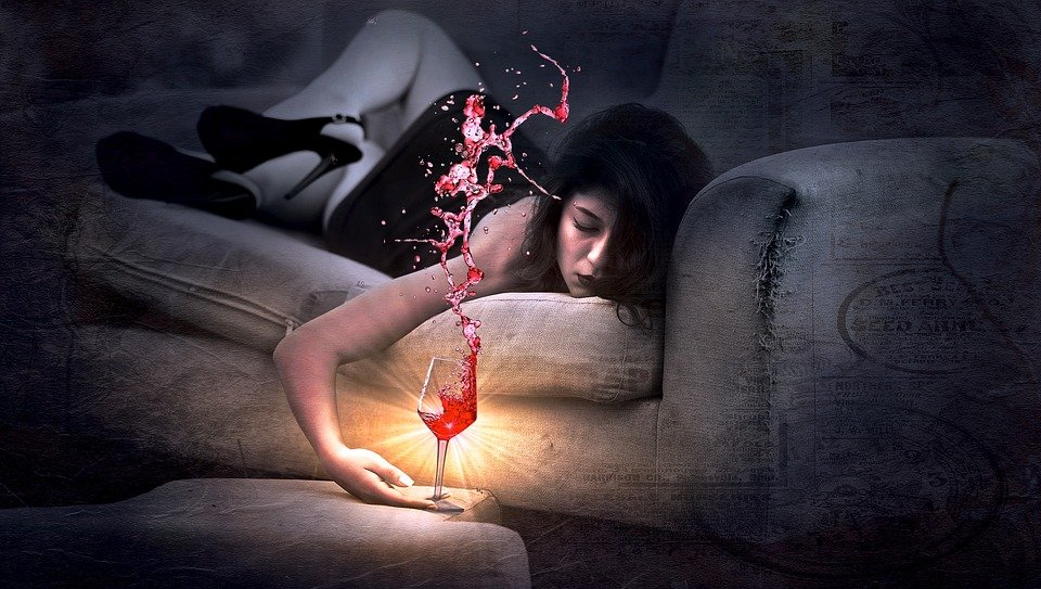 Mujer triste y tomando vino. | Foto: Pixabay Mujer triste y tomando vino. | Foto: Pixabay