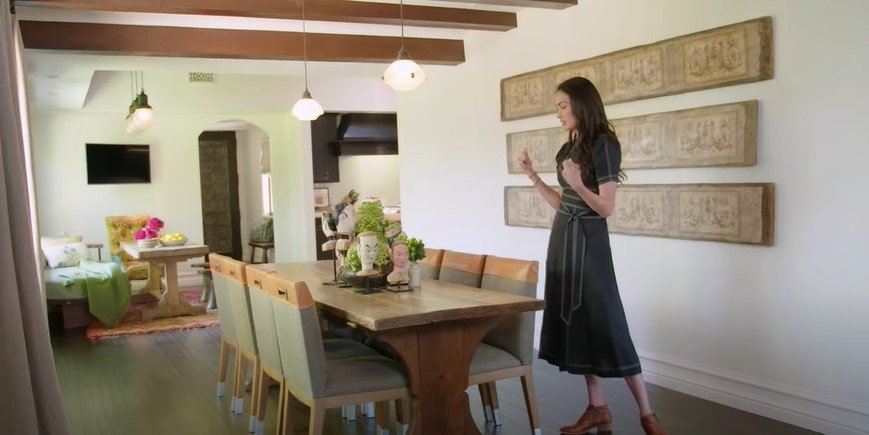 Inside the dinning area of John Stamos's Beverly Hills home. | Source: YouTube/Architectural Digest