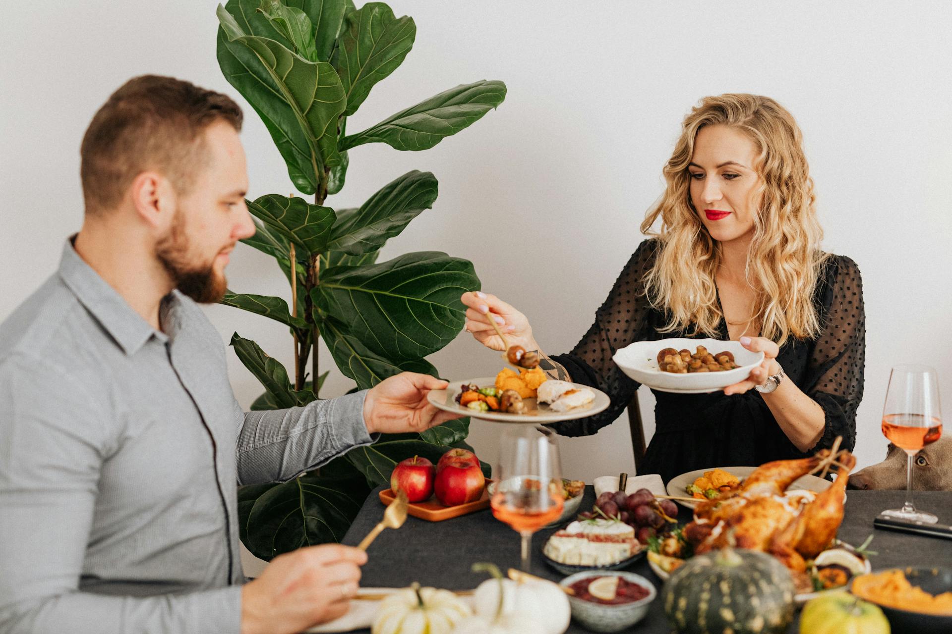 A couple sitting and eating together | Source: Pexels