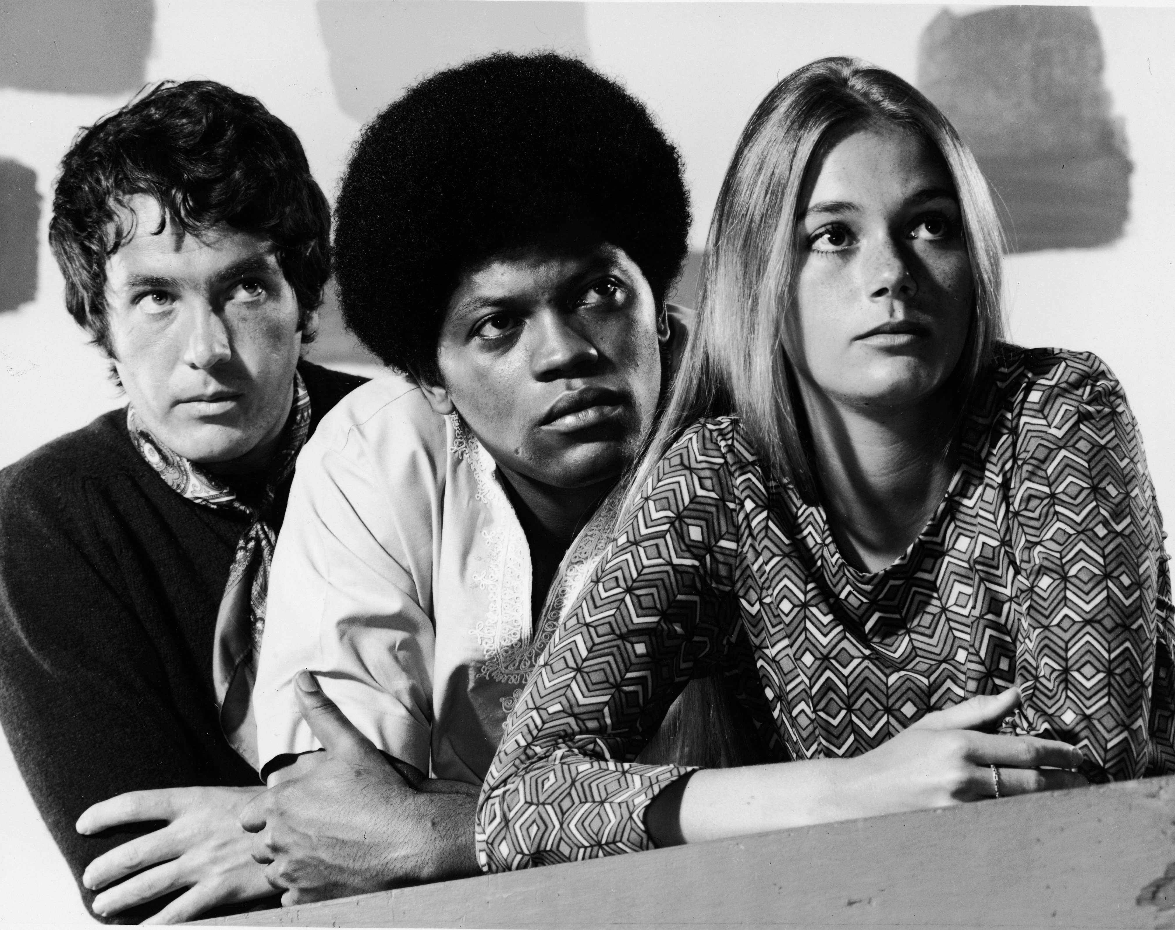 Peggy Lipton posing with Michael Cole and Clarence Williams III for the show "The Mod Squad" in 1968. | Photo: Getty Images