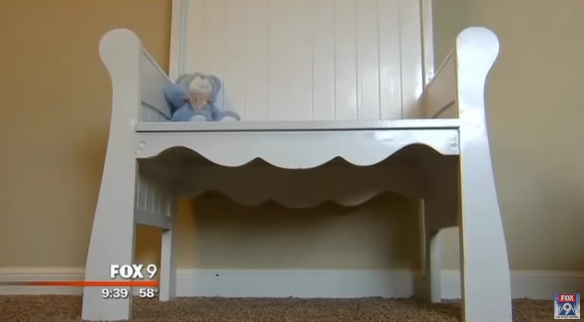 Picture of the re-purposed baby crib | Source: youtube.com/FOX 9 Minneapolis-St. Paul