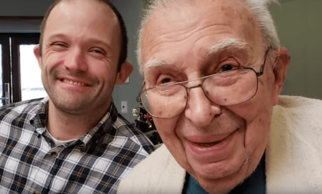 Rudi Heider junto a su nieto Matthew Heider. | Foto: YouTube/KING 5