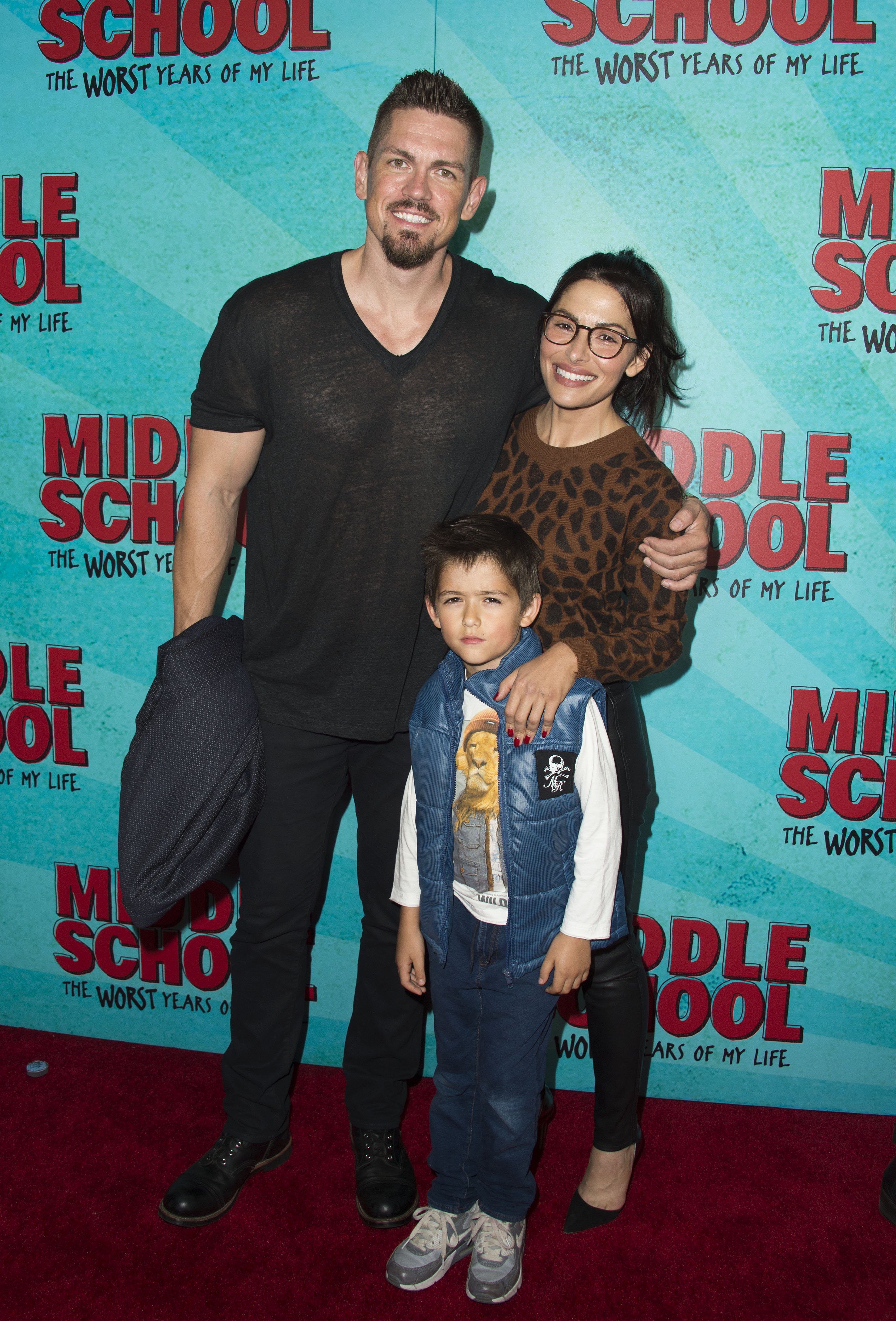 Steve Howey, Sarah Shahi, and William Wolf at the red carpet screening of "Middle School" on October 5, 2016 | Source: Getty Images