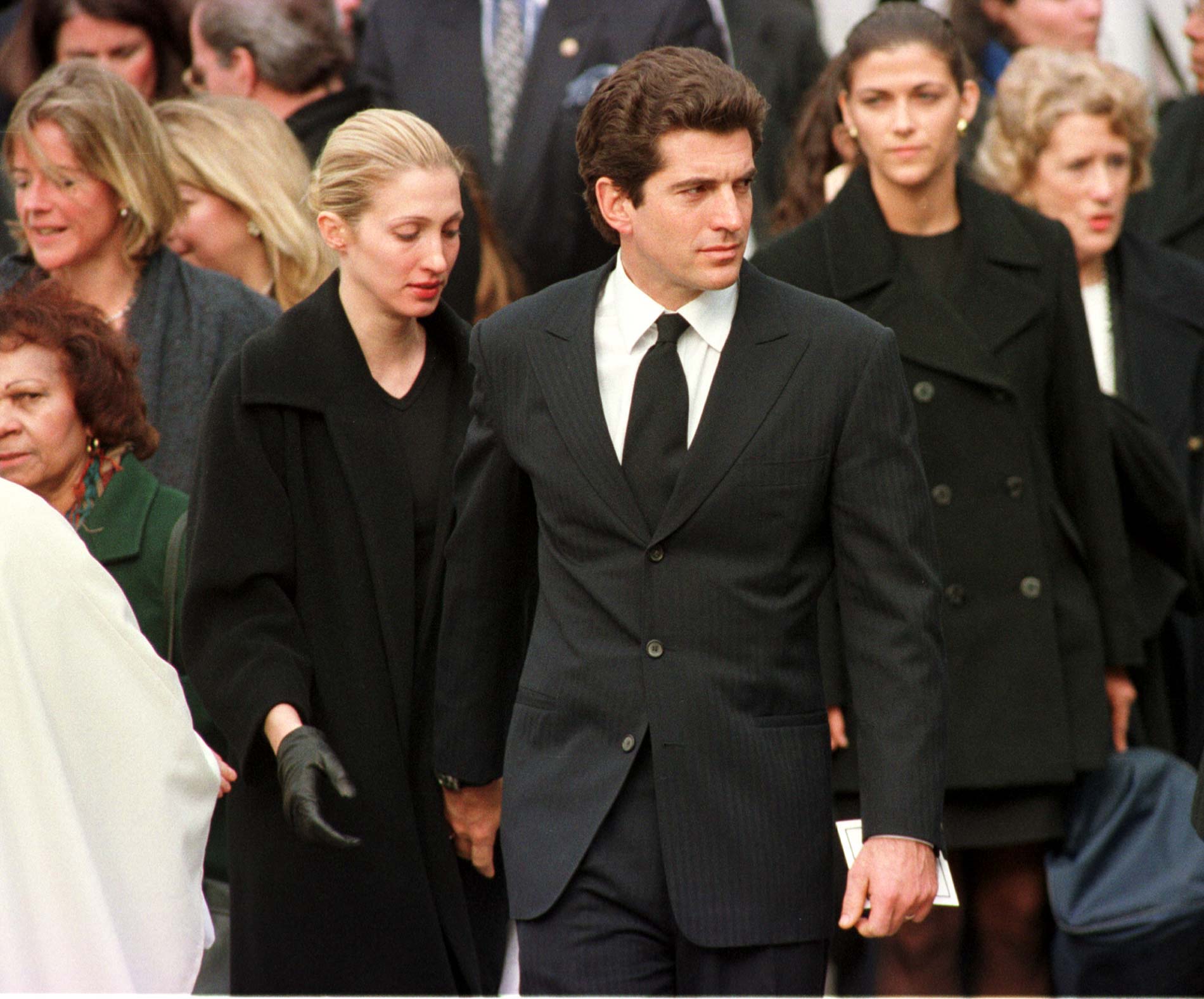 John F. Kennedy Jr. con su esposa Carolyn después del funeral de Michael Kennedy en Massachusetts el 1 de marzo de 1998. | Foto: Getty Images