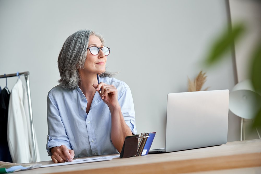 Mujer trabajando desde casa con vestimenta cómoda. | Foto: Shutterstock
