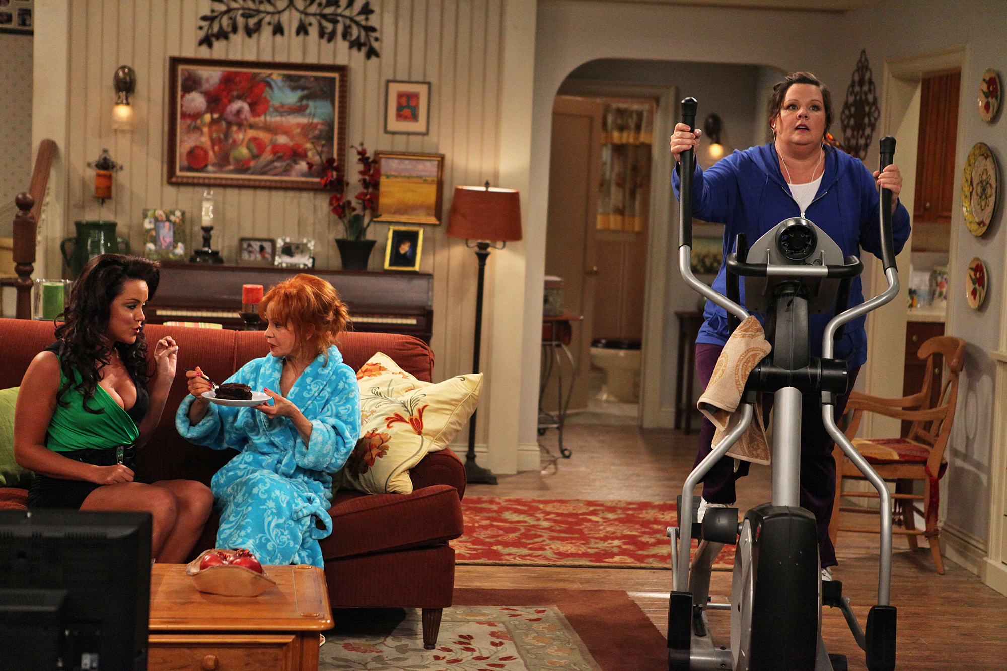 Katy Mixon, Swoozie Kurtz, and Melissa McCarthy on an episode of "Mike & Molly" on November 23, 2009 | Source: Getty Images
