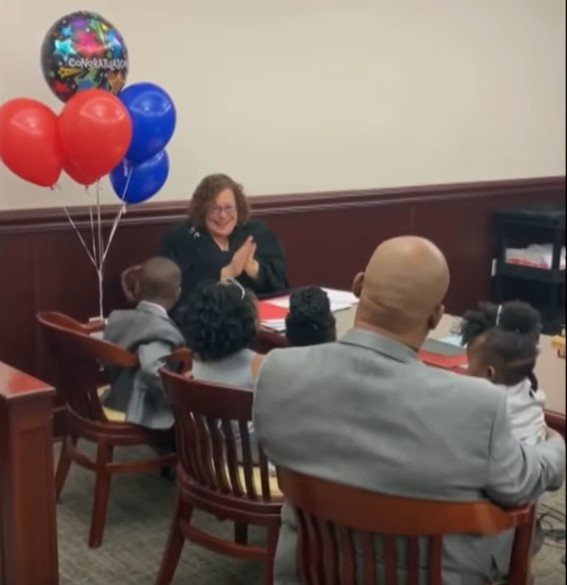 Lamont Thomas and his five foster kids at the court | Source: Youtube/  CBS Evening News