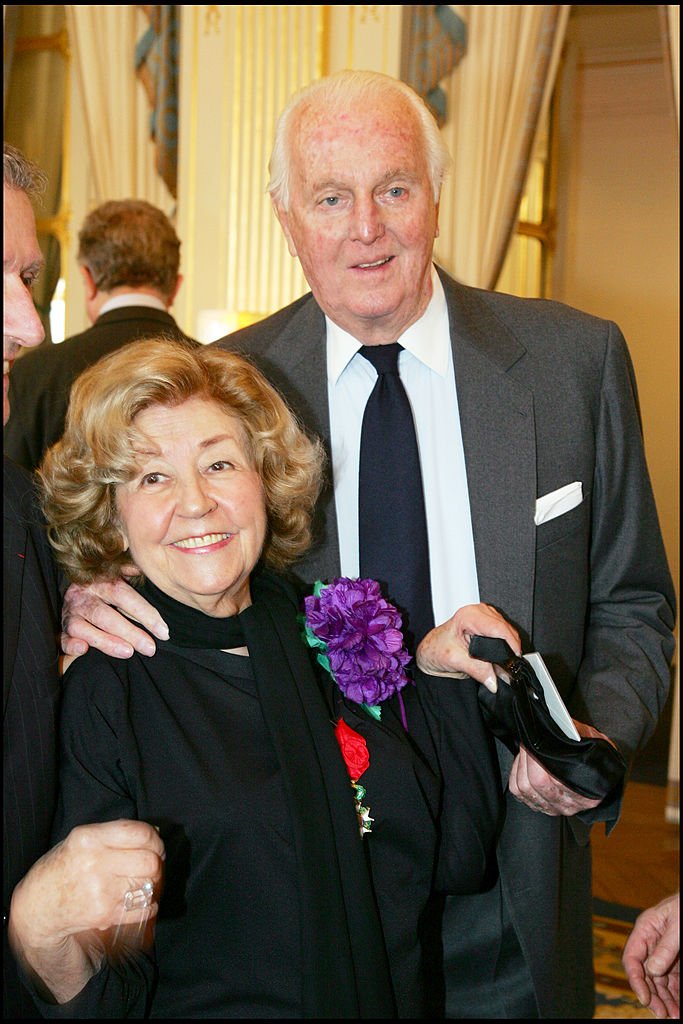 Suzy Delair et Hubert De Givenchy - Suzy Declair est nommée Officier de l'Ordre National de la Légion d'Honneur au ministère de la Culture à Paris. | Photo : Getty Images