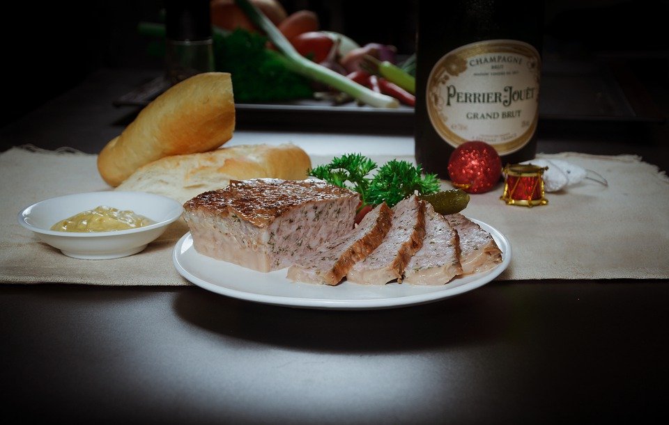 Foie-gras de pato o de oca sobre un plato blanco, acompañado con pan, champaña y colocado sobre una mesa. | Foto: Pixabay