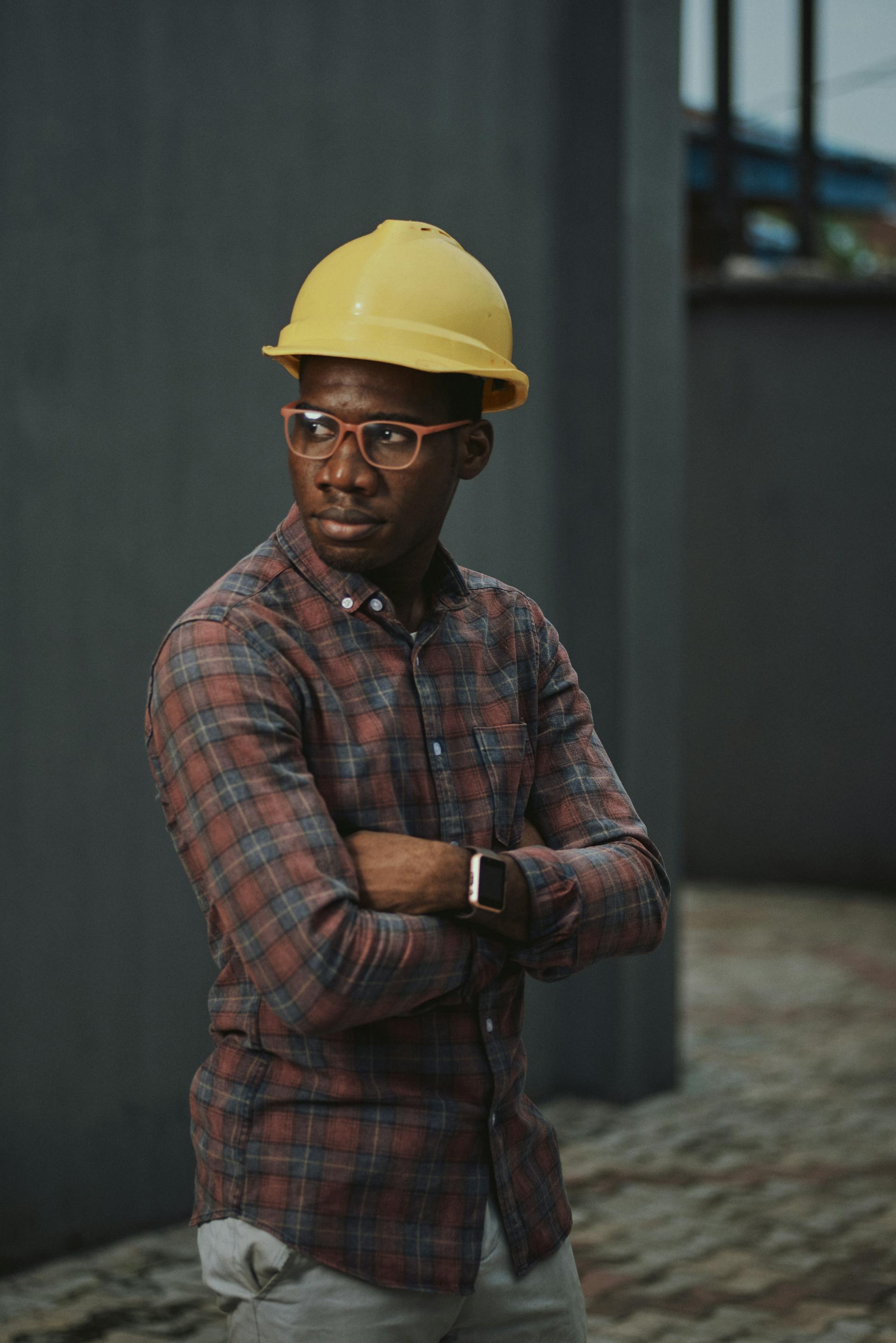 An electrician wearing a hard hat | Source: Pexels