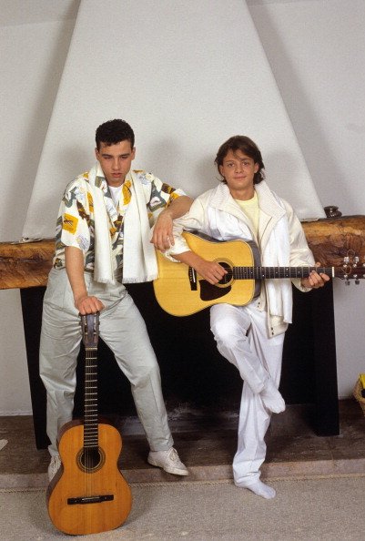 Luis Miguel y el cantante italiano Eros Ramazzotti posan con sus guitarras en 1985. | Foto: Getty Images