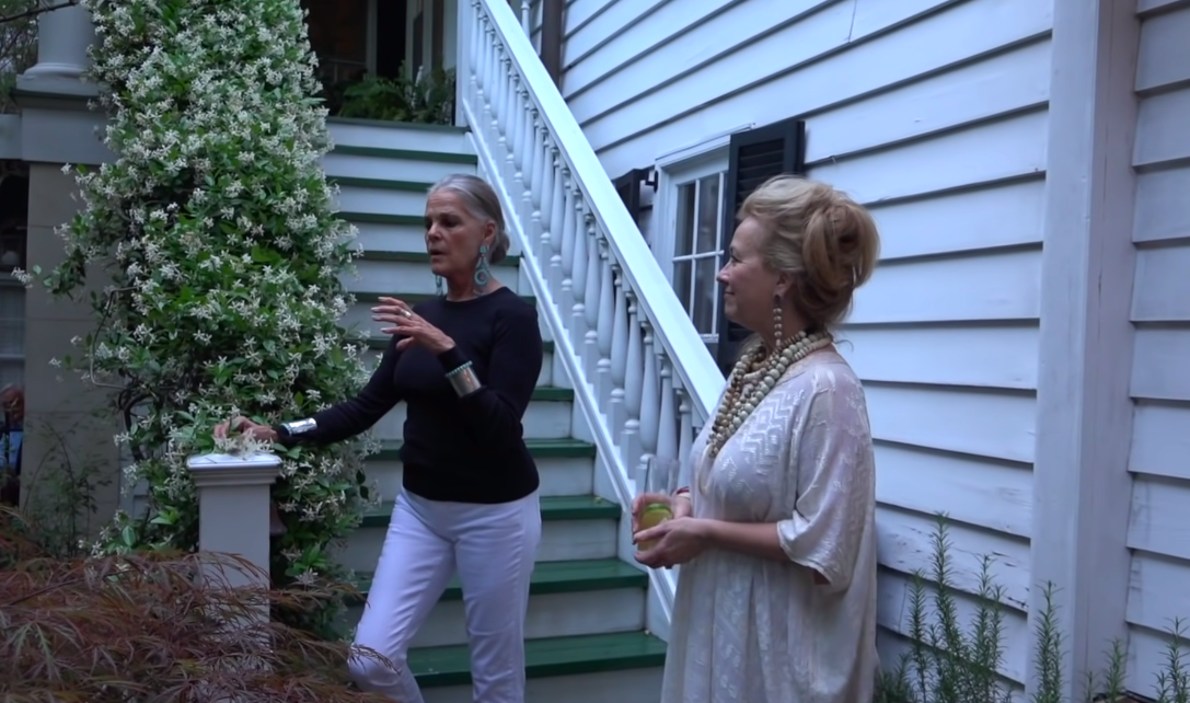 A screenshot of Ali MacGraw showing her home to Susan Walker posted on YouTube on June 5, 2017 | Source: YouTube.com/Quintessence