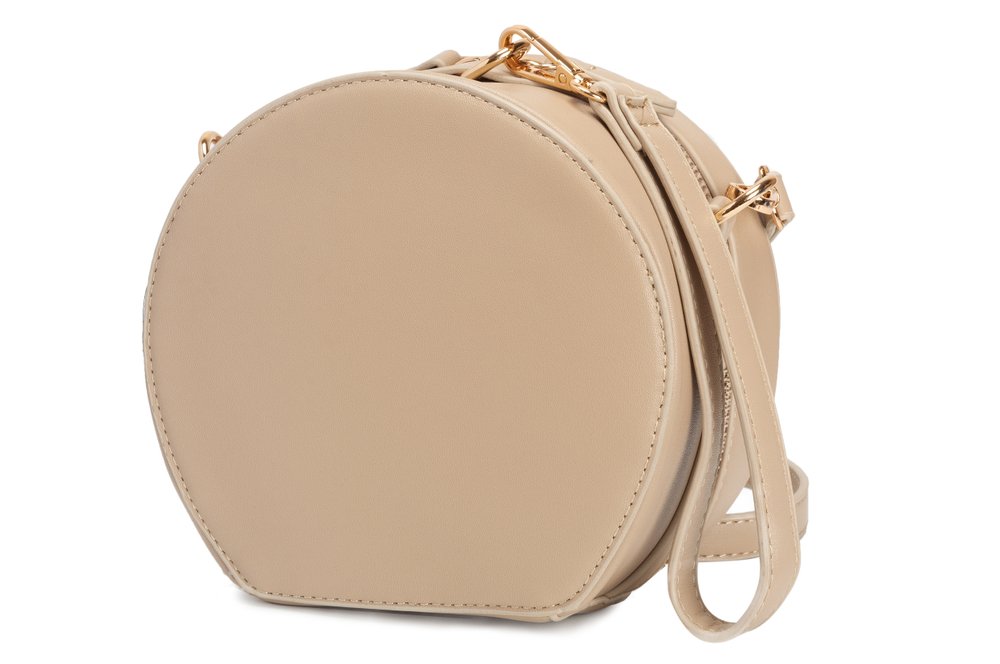 Sac rond de couleur belge à porter en bandoulière / Source : Shutterstock Sac rond de couleur belge à porter en bandoulière / Source : Shutterstock