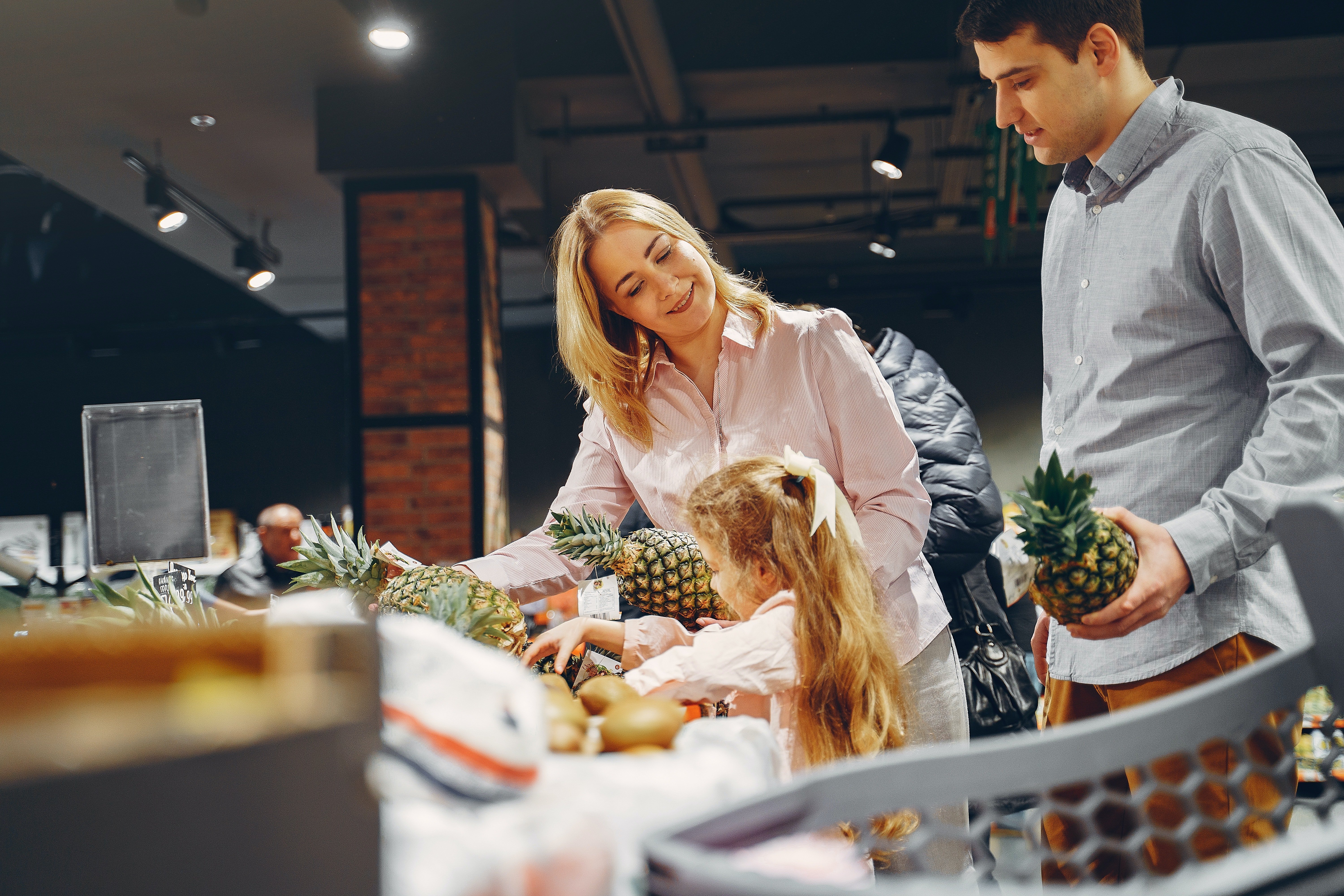 A family in a grocery store. | Pexels/ Gustavo Fring 